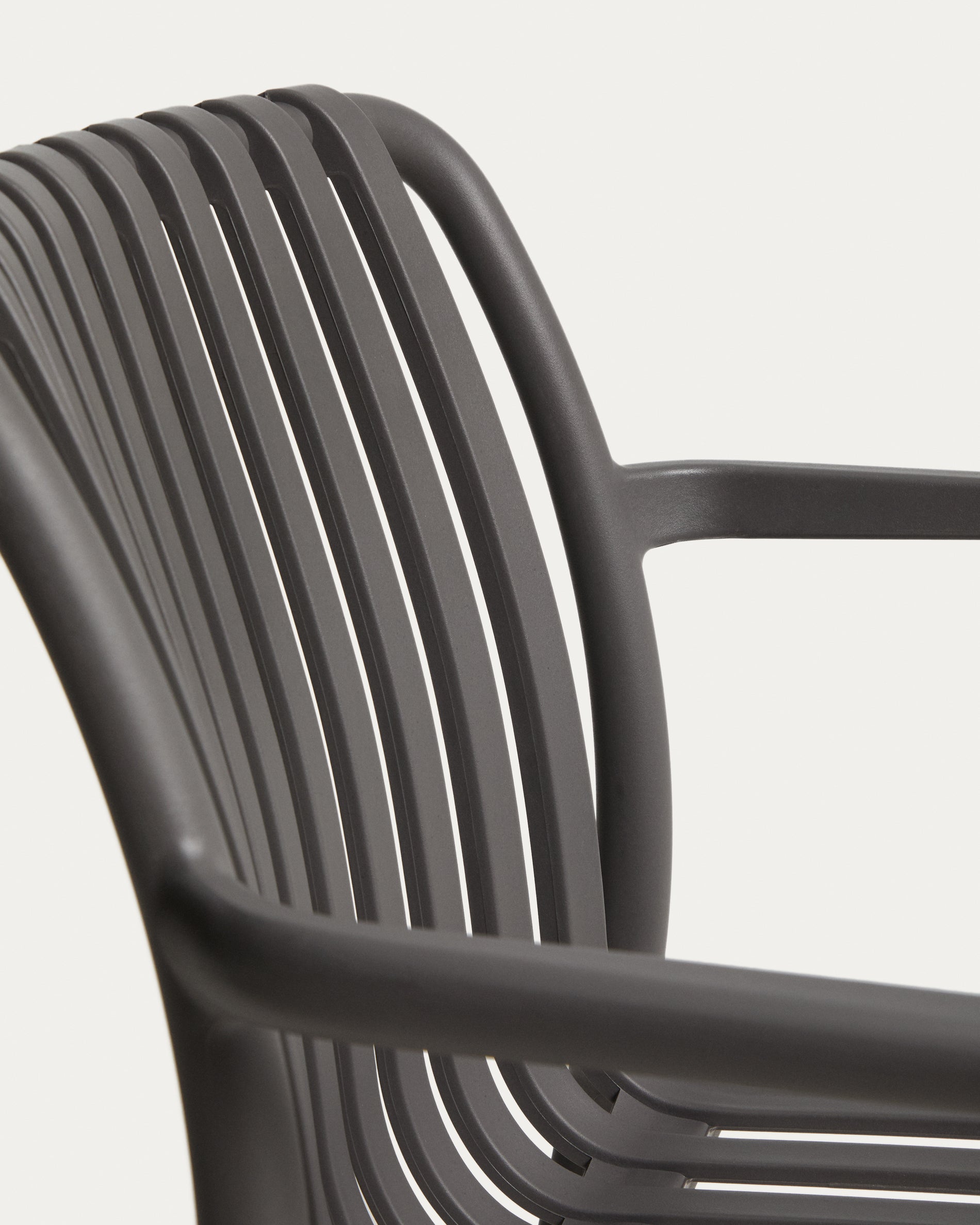 Stapelbarer Outdoor-Stuhl Isabellini in Graphitgrau, perfekt für Garten und Terrasse, vereint Komfort und modernes Design.
