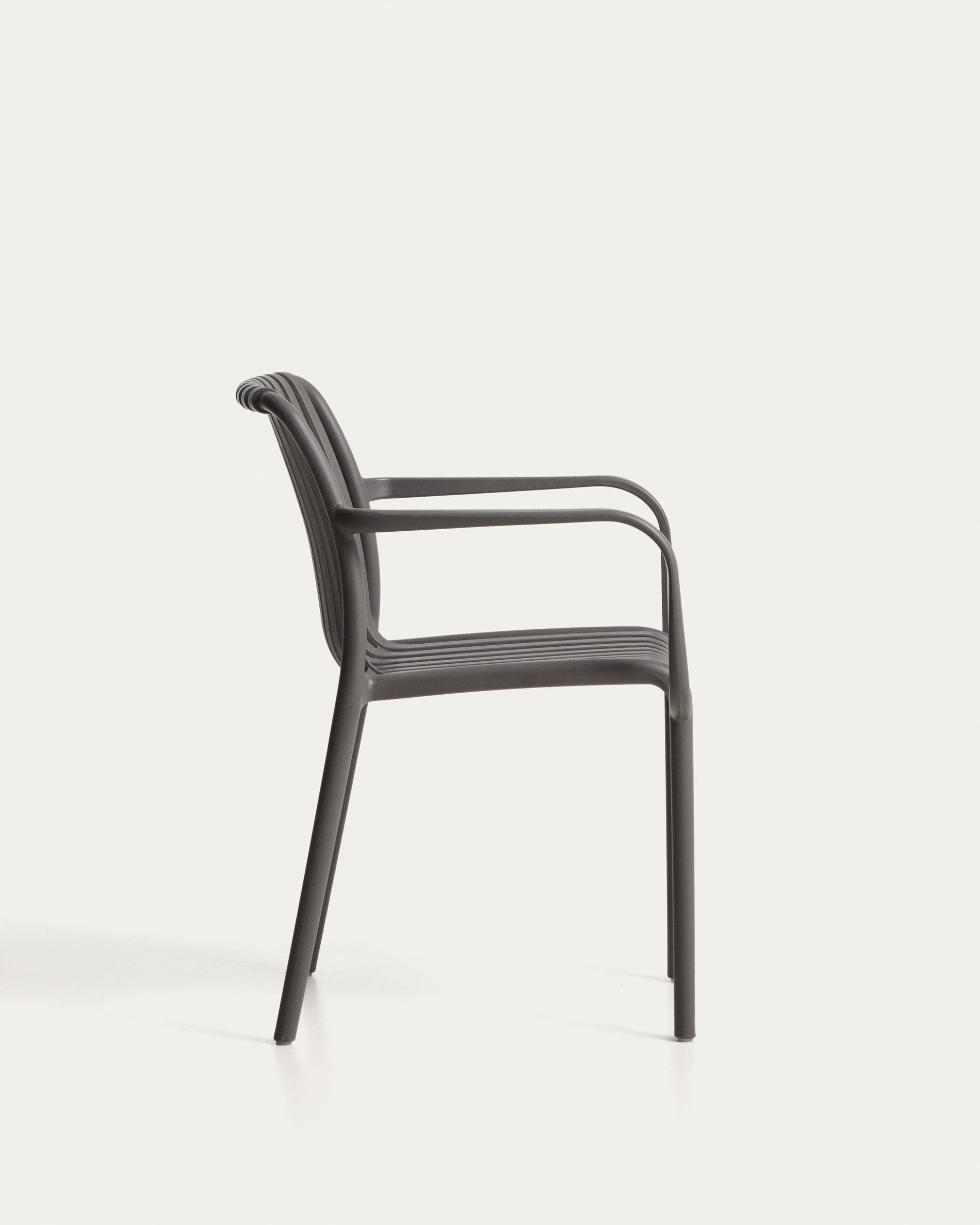 Eleganter stapelbarer Gartenstuhl Isabellini in Graphitgrau, ideal für entspannte Stunden im Freien und platzsparend zu verstauen.