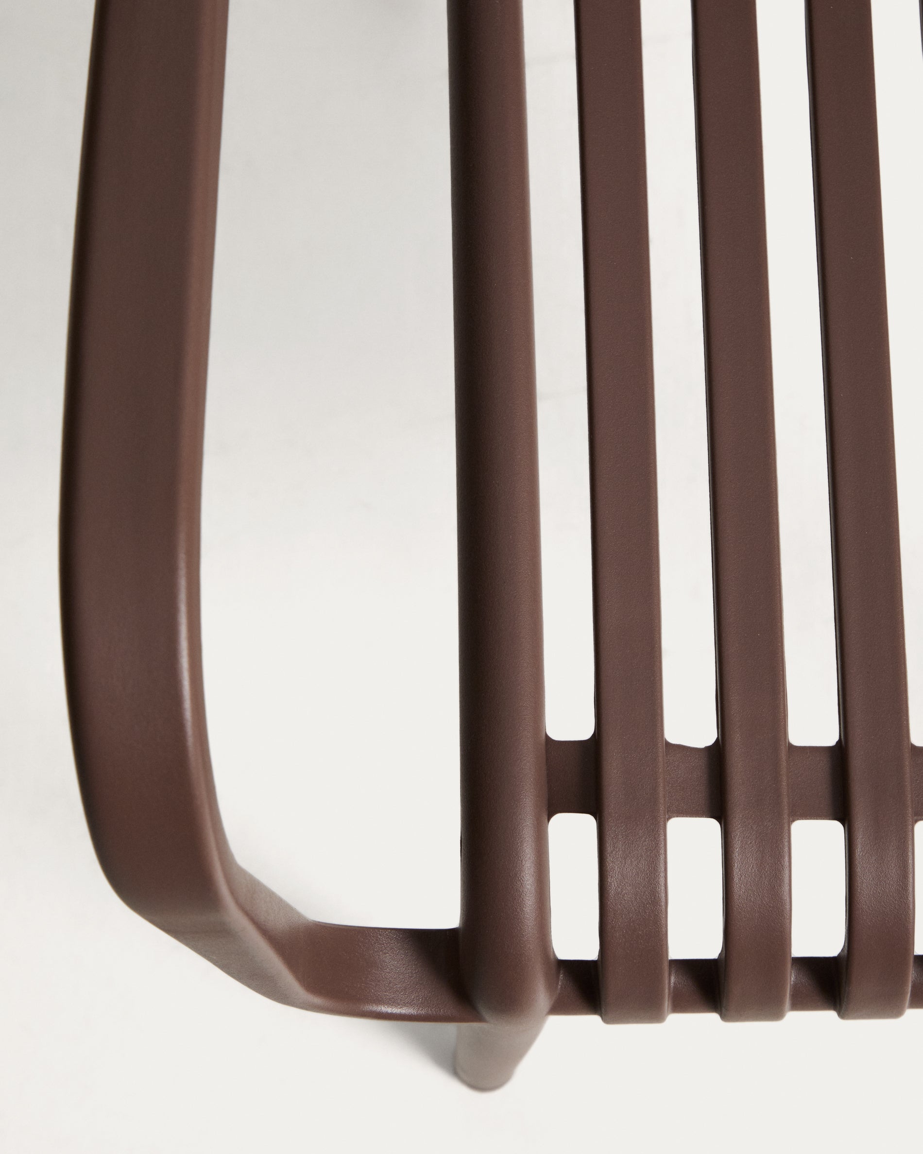 Stapelbarer Outdoor-Stuhl Isabellini in einem warmen Braunton, perfekt für Garten und Terrasse, vereint Komfort und modernes Design.