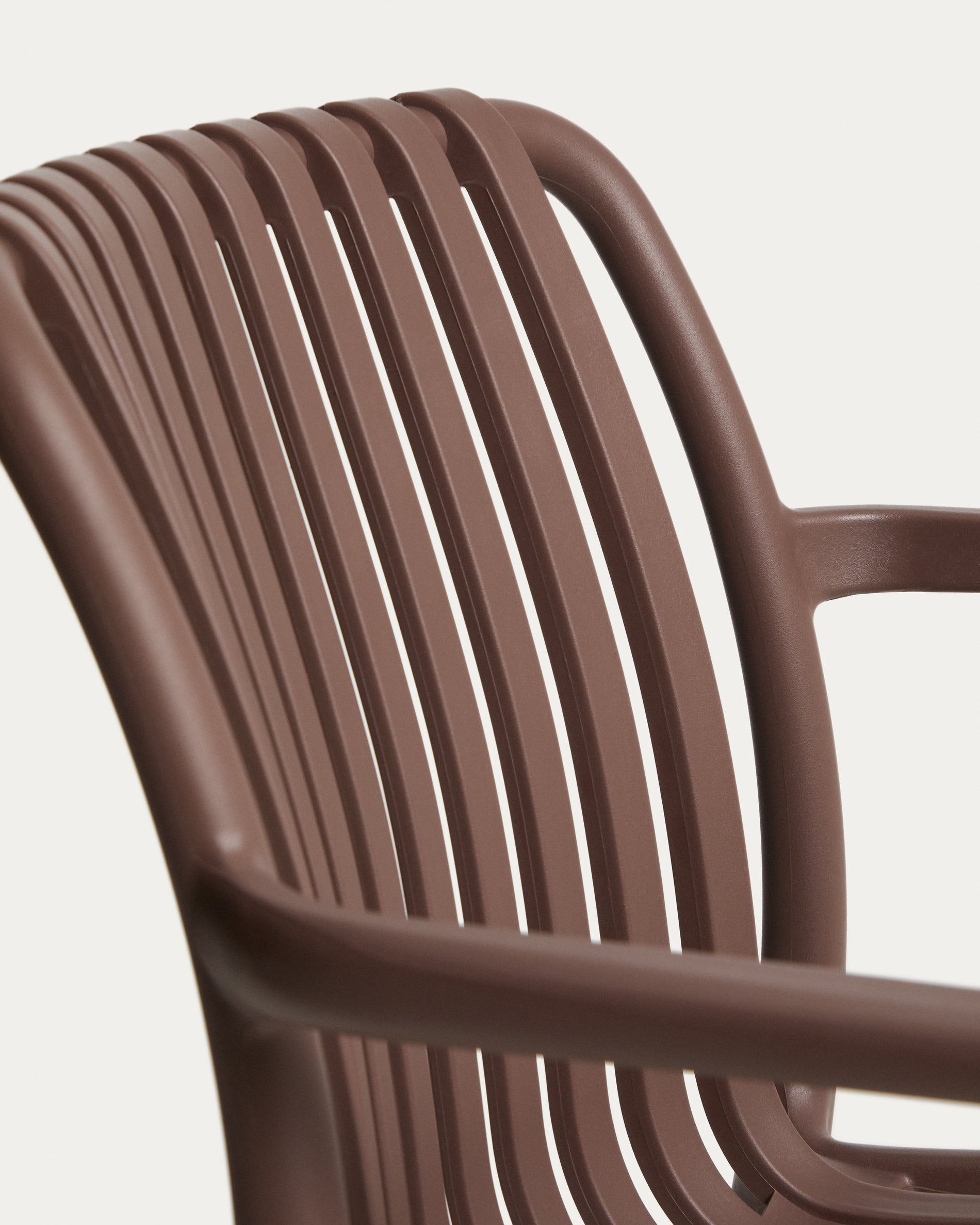 Eleganter stapelbarer Gartenstuhl Isabellini in warmem Braun, ideal für entspannte Stunden im Freien und stilvolle Terrassengestaltung.