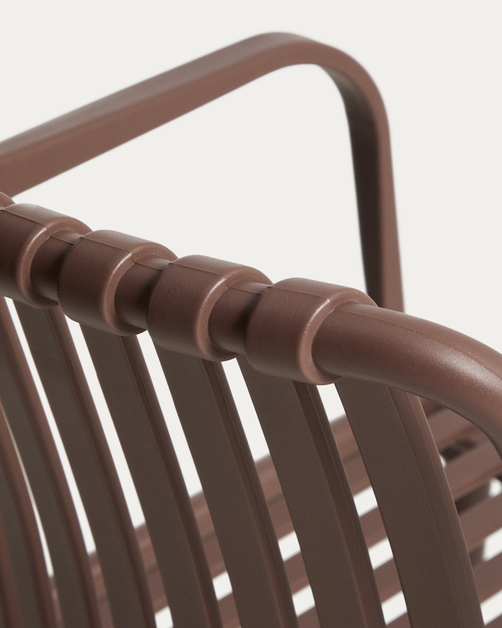 Stapelbarer Outdoor-Stuhl Isabellini in warmem Braun, perfekt für Garten und Terrasse, vereint Komfort und modernes Design.