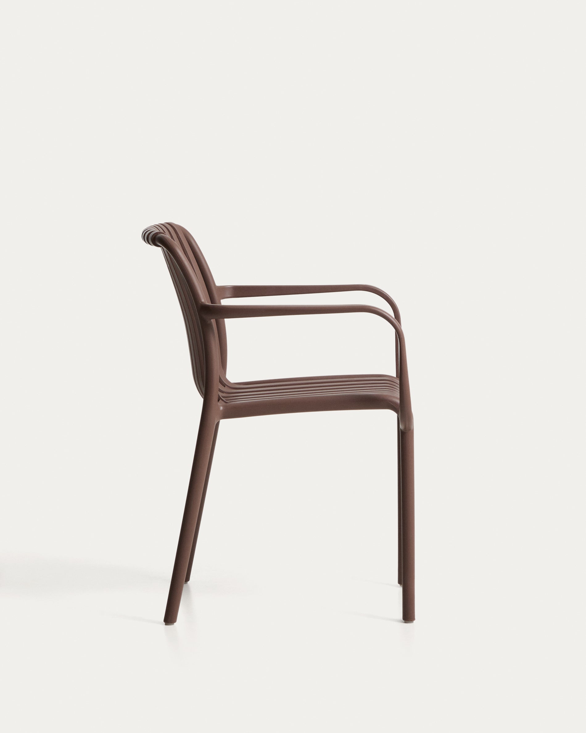 Eleganter stapelbarer Gartenstuhl Isabellini in Braun, ideal für Outdoor-Bereiche, vereint Funktionalität und modernes Design.