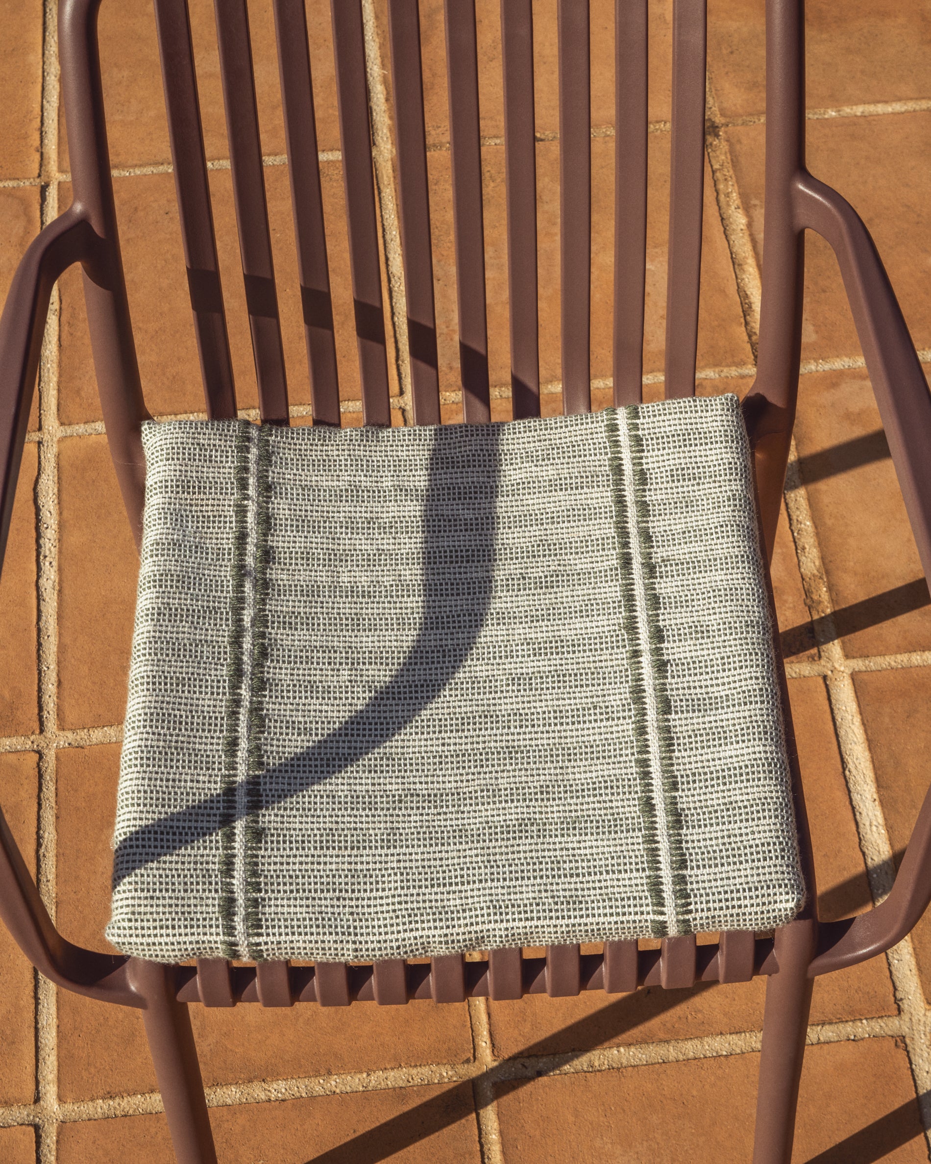 Stapelbarer Outdoor-Stuhl Isabellini in warmem Braun, perfekt für Garten und Terrasse, bietet Komfort und Stil für jede Gelegenheit.