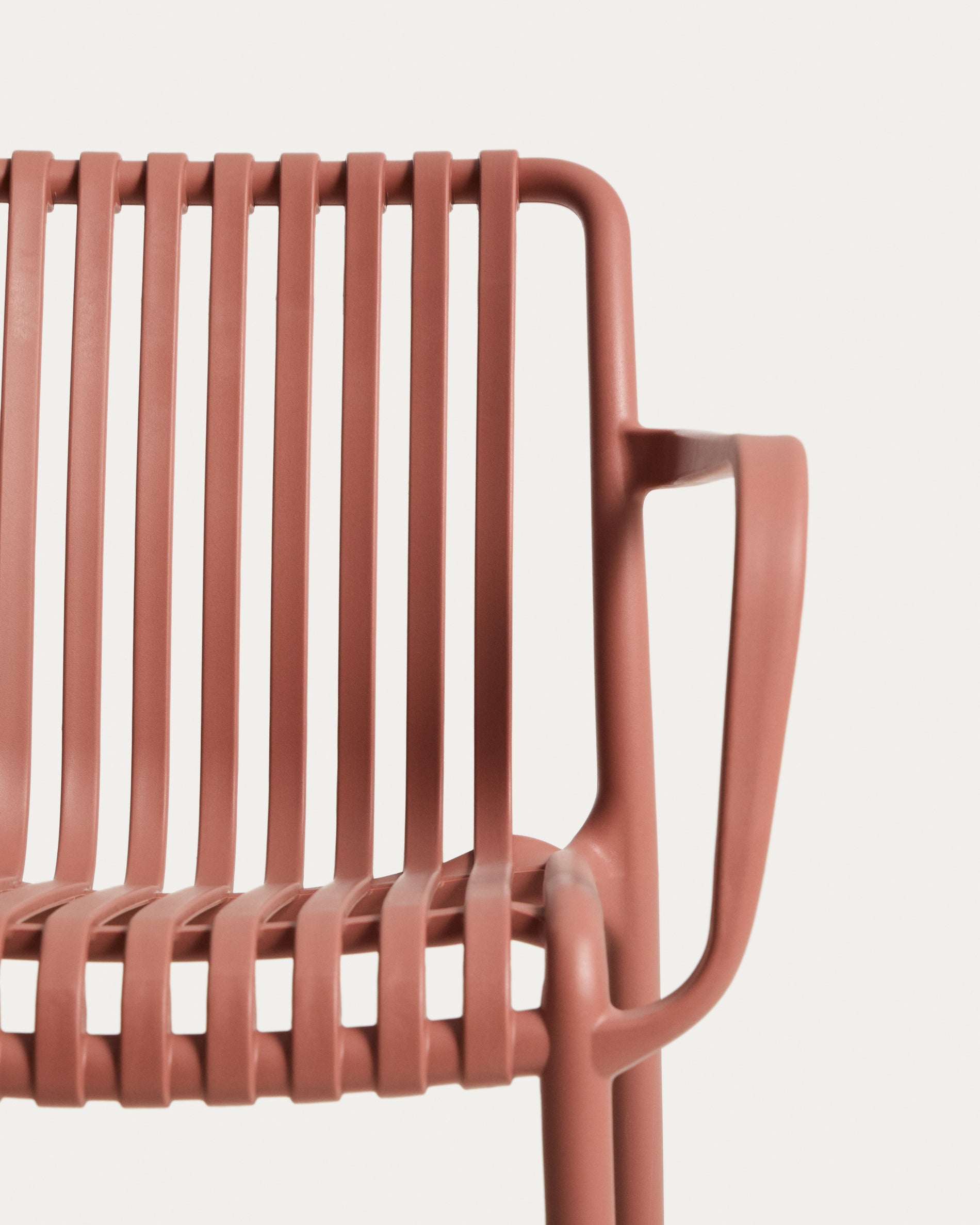 Stapelbarer Outdoor-Stuhl Isabellini in Terrakotta, perfekt für stilvolle Terrassen und entspannte Gartenmomente.