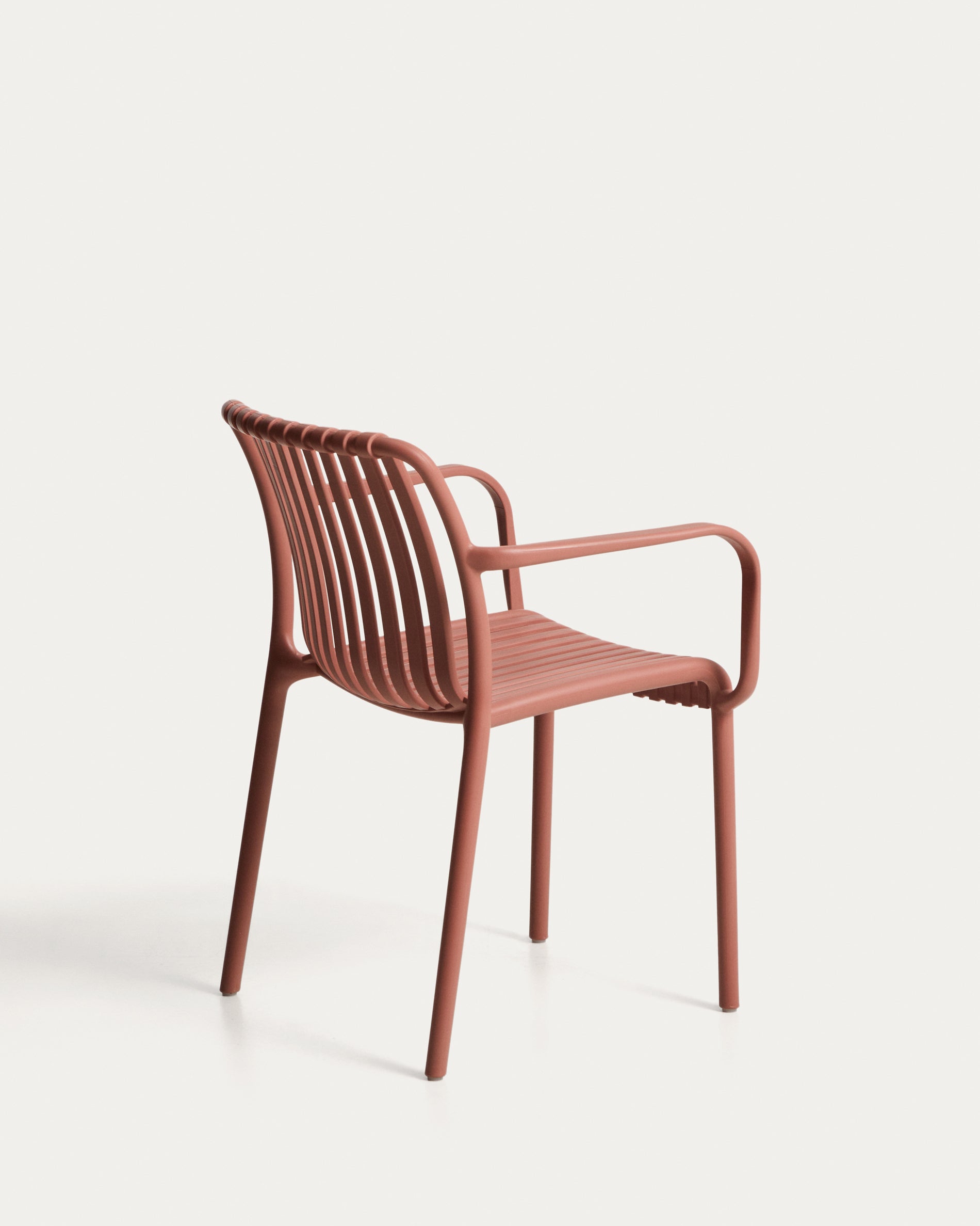 Eleganter stapelbarer Gartenstuhl Isabellini in warmem Terrakotta, ideal für gemütliche Stunden im Freien und moderne Außenbereiche.
