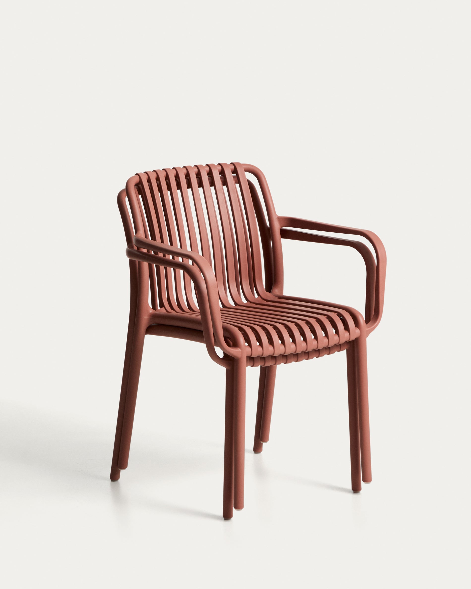 Eleganter stapelbarer Gartenstuhl Isabellini in warmem Terrakotta, ideal für gemütliche Stunden im Freien und moderne Außenbereiche.