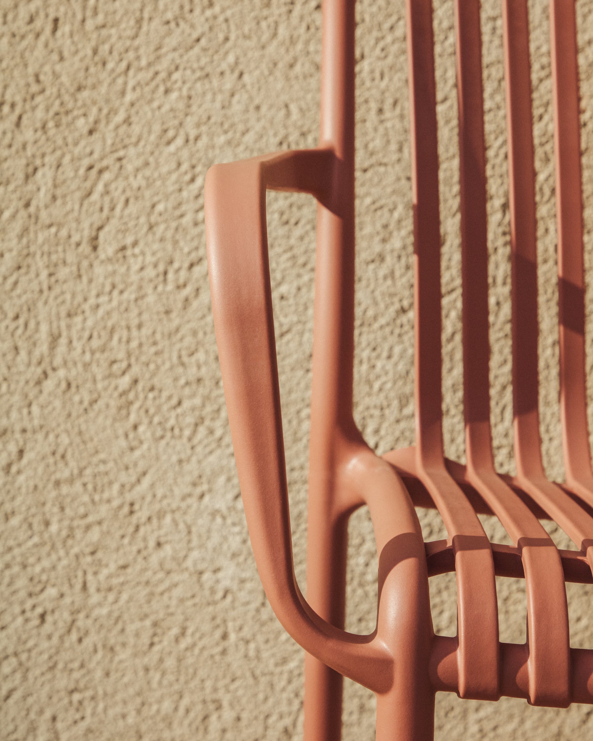 Stapelbarer Outdoor-Stuhl Isabellini in Terrakotta, perfekt für Garten und Terrasse, vereint Komfort und modernes Design für entspannte Momente.