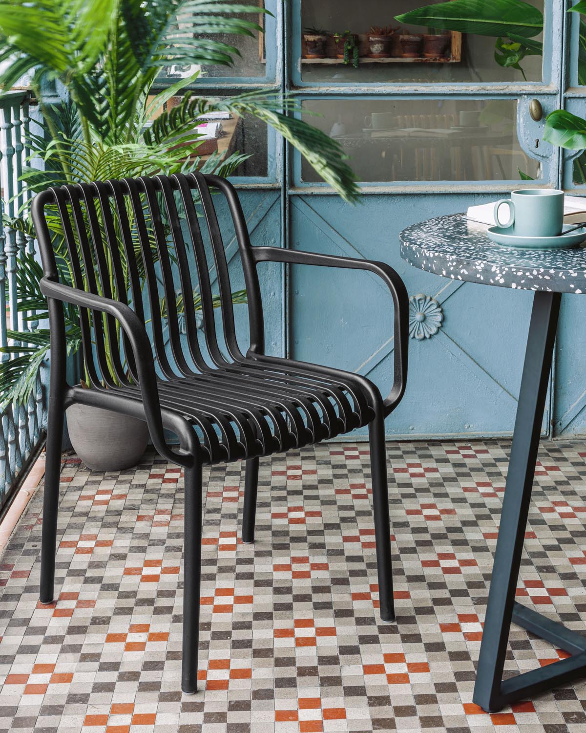 Stapelbarer Outdoor Stuhl Isabellini schwarz in Schwarz präsentiert im Onlineshop von KAQTU Design AG. Gartenstuhl mit Armlehnen ist von Kave Home