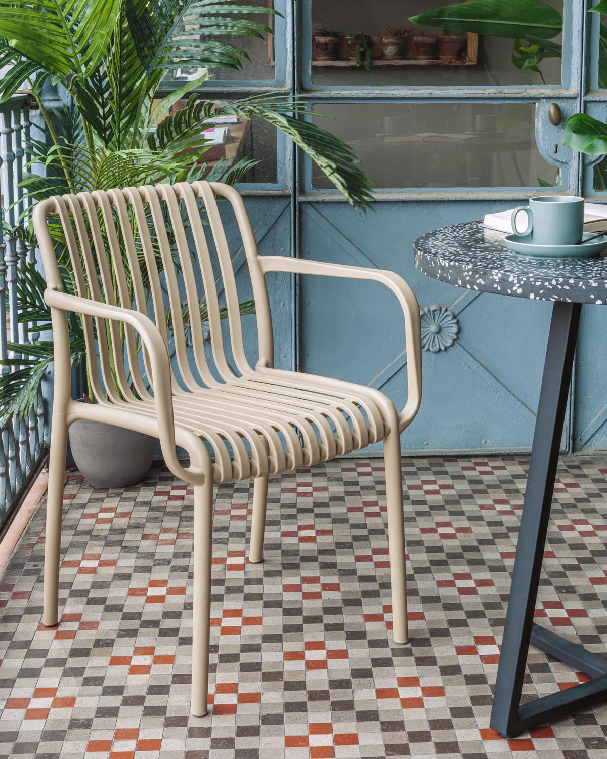 Stapelbarer Outdoor Stuhl Isabellini beige in Beige präsentiert im Onlineshop von KAQTU Design AG. Gartenstuhl mit Armlehnen ist von Kave Home