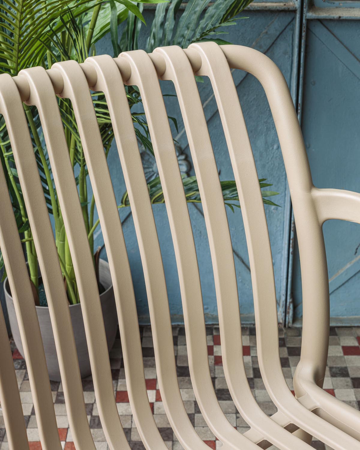 Stapelbarer Isabellini Outdoor-Stuhl in Beige von Kave Home.