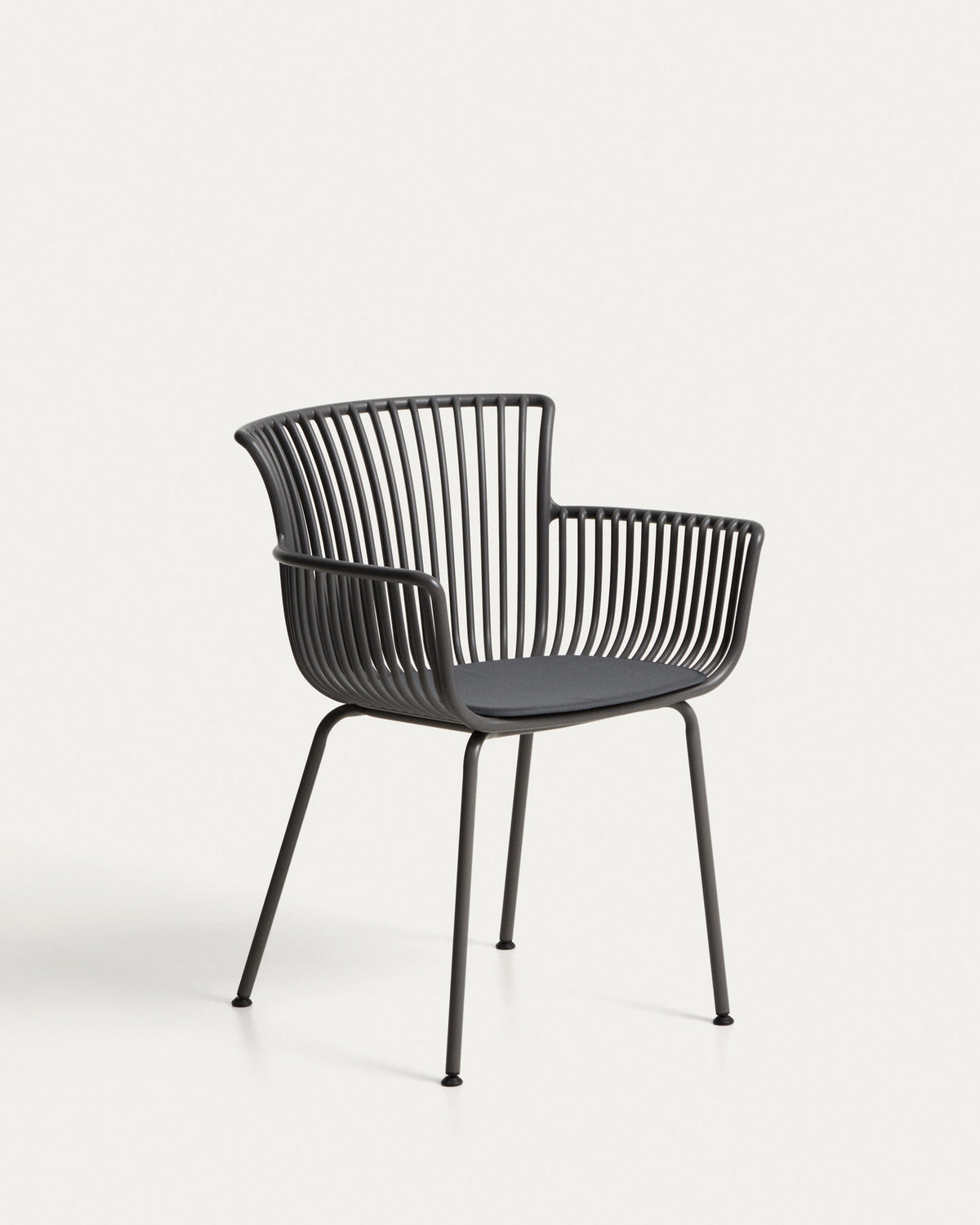 Outdoor-Stuhl Surpika mit graphitgrauen Stahlbeinen in Graphit präsentiert im Onlineshop von KAQTU Design AG. Gartenstuhl ist von Kave Home
