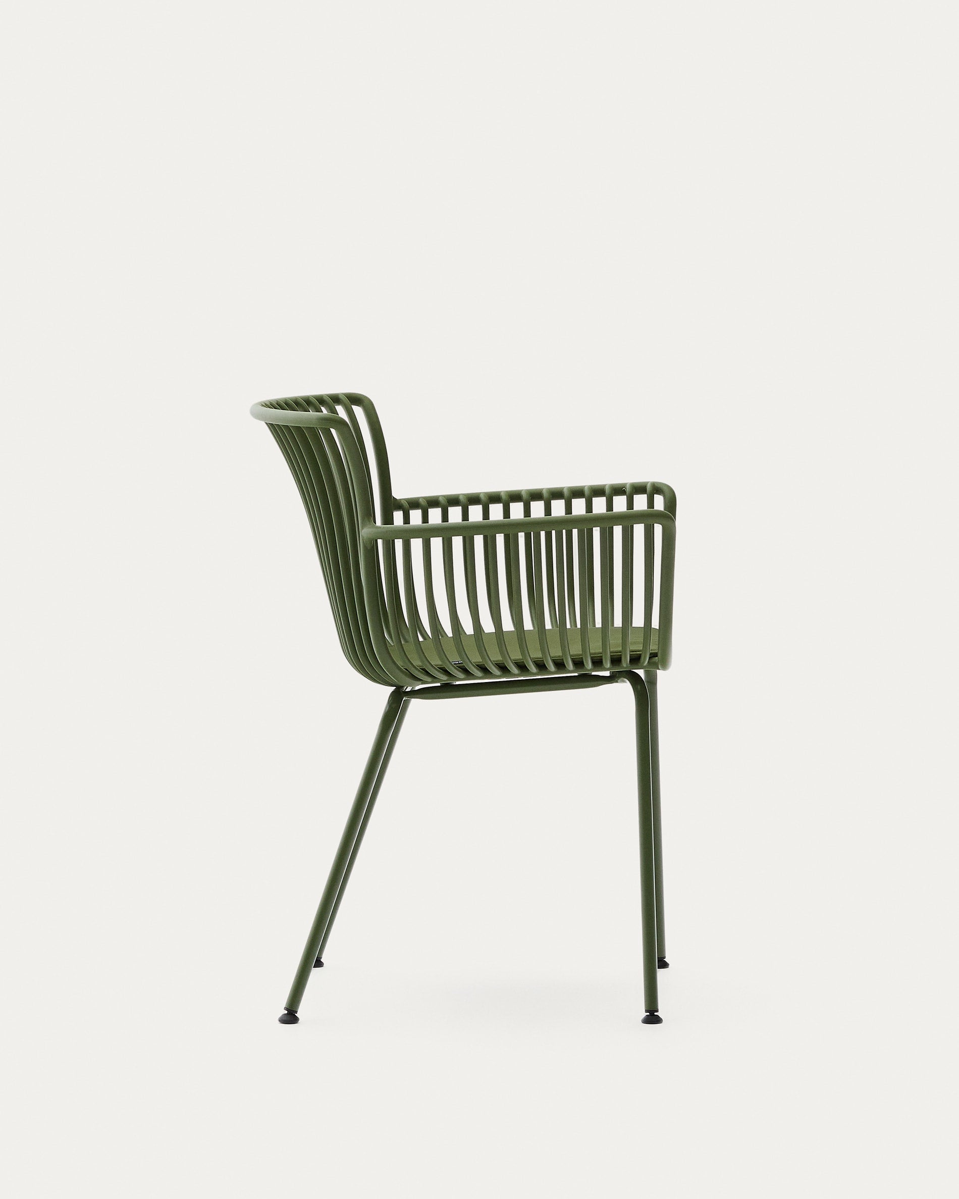 Der Outdoor-Stuhl Surpika von Kave Home kombiniert grüne Stahlbeine mit modernem Design für stilvolle Außenbereiche.