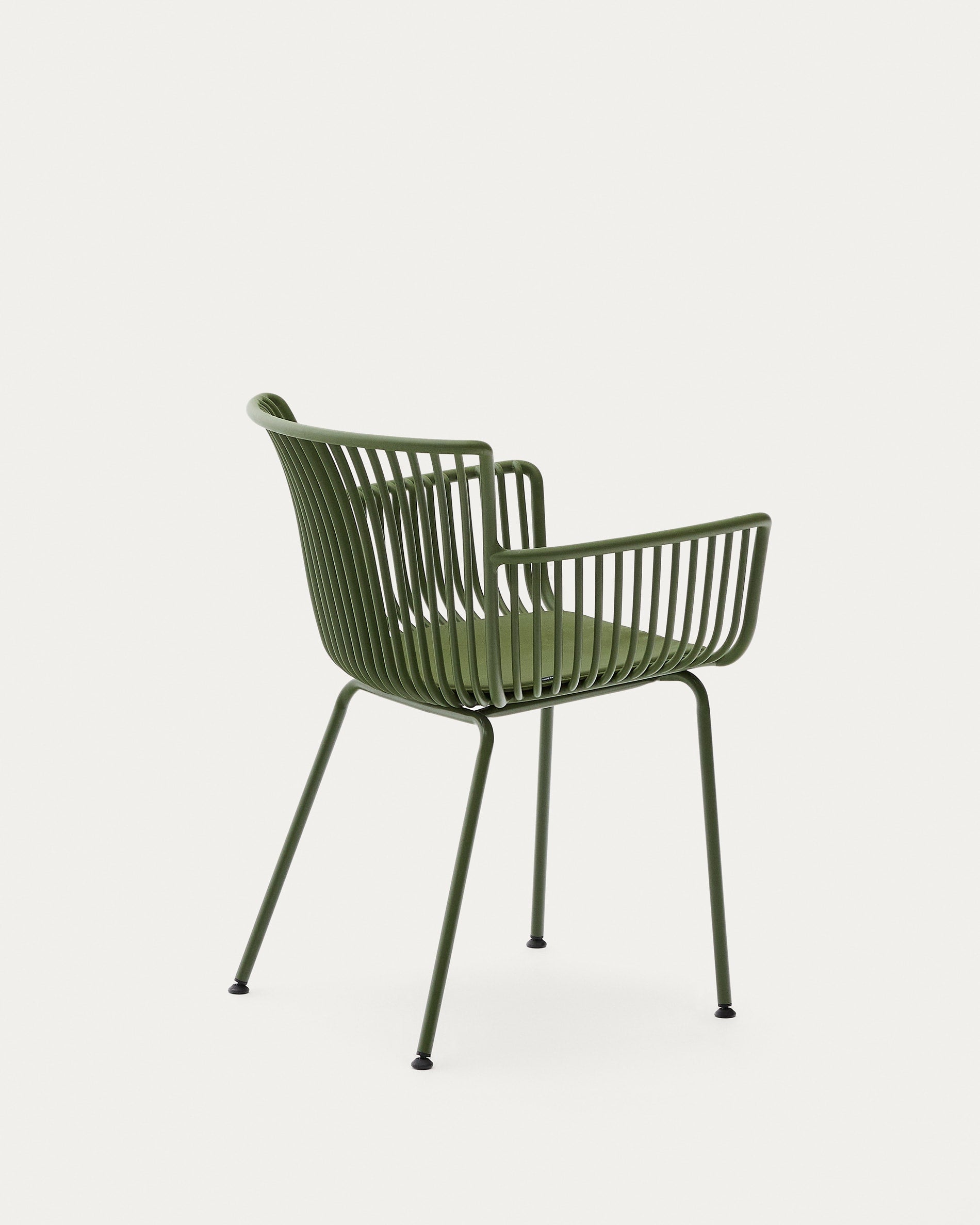 Der Surpika Outdoor-Stuhl von Kave Home besticht durch grüne Stahlbeine und modernes Design, ideal für stilvolle Außenbereiche.