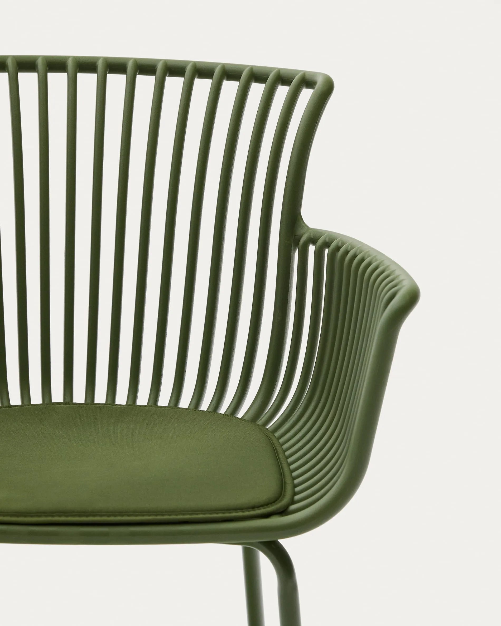 Der Outdoor-Stuhl Surpika von Kave Home kombiniert grüne Stahlbeine mit modernem Stil, perfekt für elegante Außenbereiche.