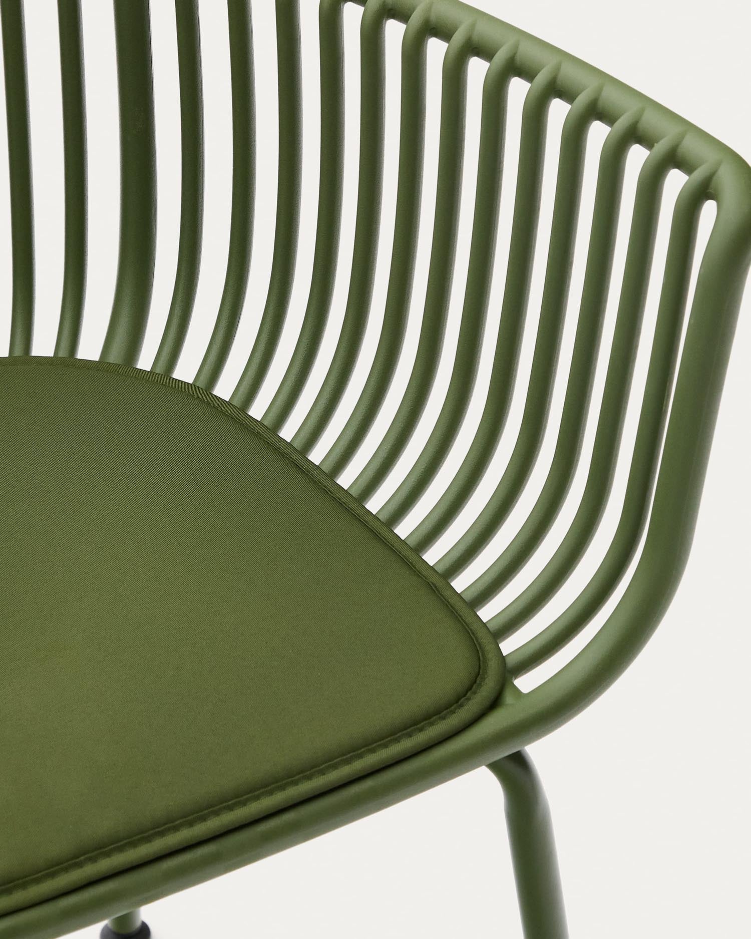Der Outdoor-Stuhl Surpika von Kave Home kombiniert grüne Stahlbeine mit modernem Stil, perfekt für elegante Außenbereiche.