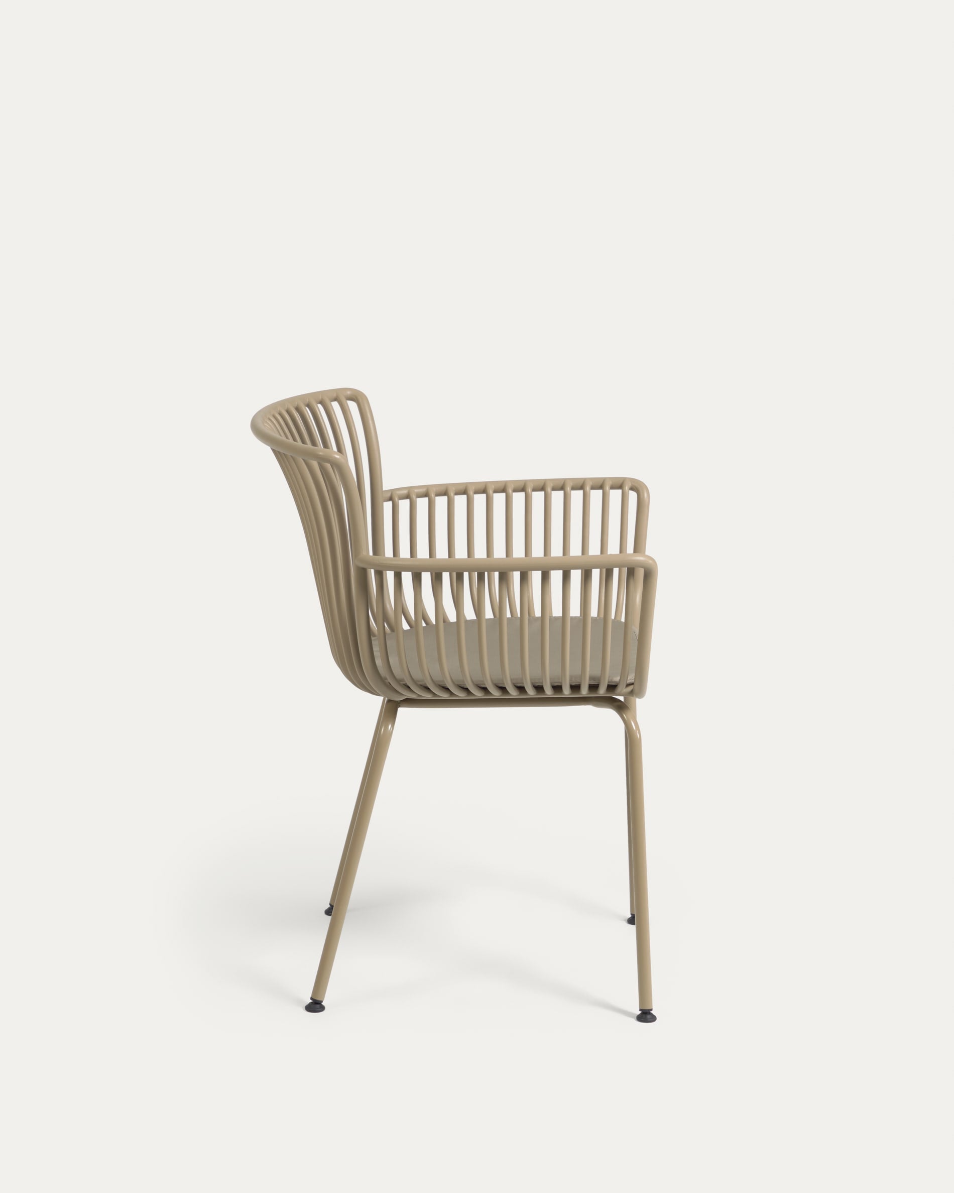 Eleganter Surpika Outdoor-Stuhl in Beige für luxuriöse Gärten.