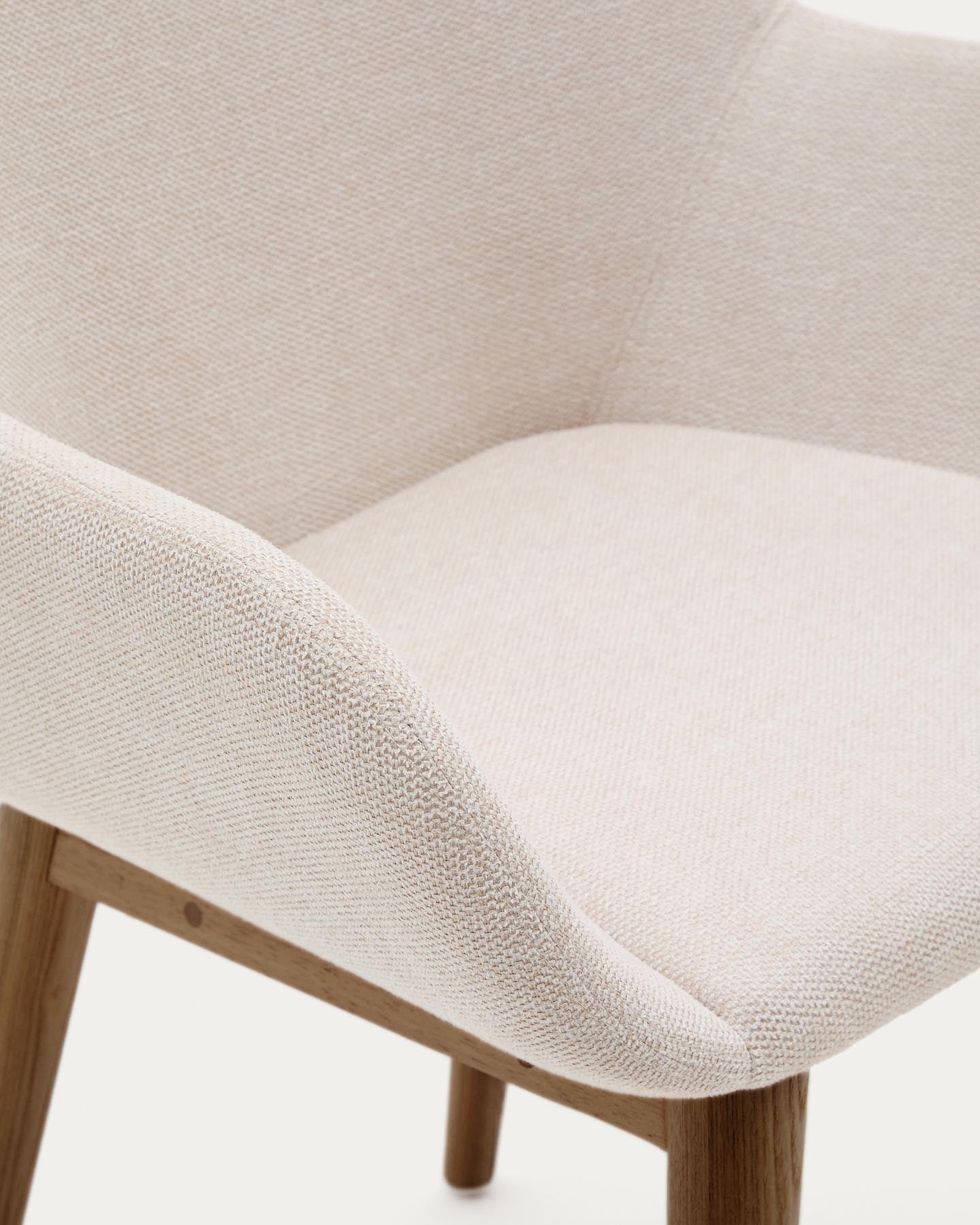 Konna Stuhl in Beige und Beine aus massivem Eschenholz mit dunklem Finish FR in Beige präsentiert im Onlineshop von KAQTU Design AG. Stuhl ist von Kave Home