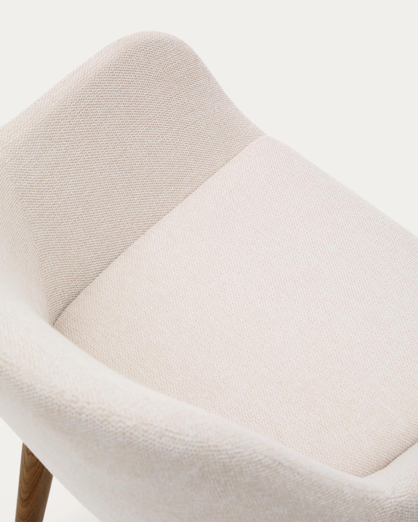 Konna Stuhl in Beige und Beine aus massivem Eschenholz mit dunklem Finish FR in Beige präsentiert im Onlineshop von KAQTU Design AG. Stuhl ist von Kave Home