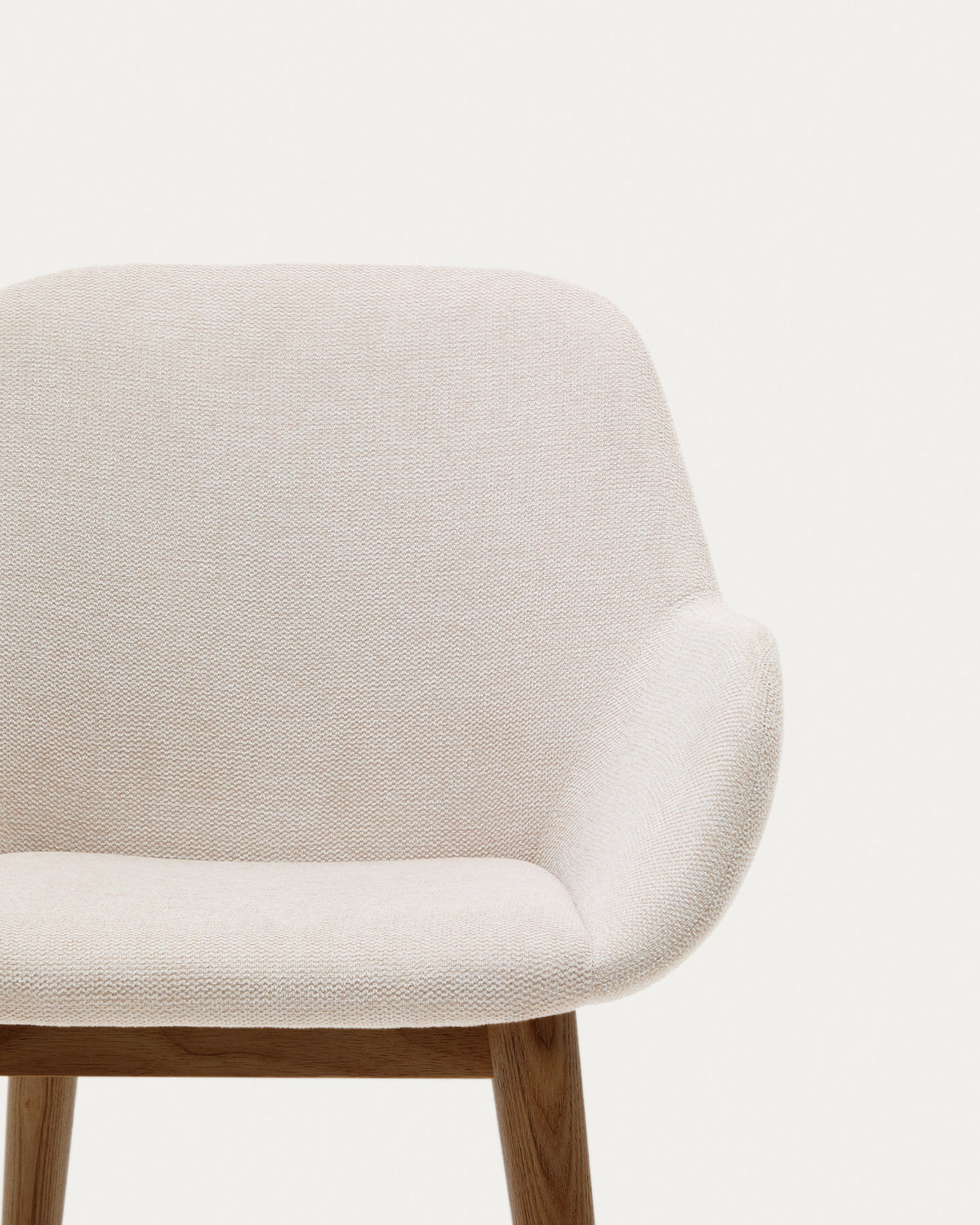 Konna Stuhl in Beige und Beine aus massivem Eschenholz mit dunklem Finish in Beige präsentiert im Onlineshop von KAQTU Design AG. Stuhl mit Armlehne ist von Kave Home