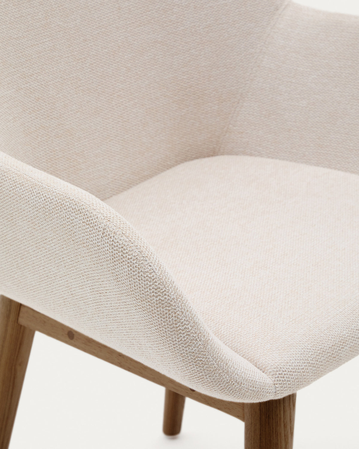 Konna Stuhl in Beige und Beine aus massivem Eschenholz mit dunklem Finish in Beige präsentiert im Onlineshop von KAQTU Design AG. Stuhl mit Armlehne ist von Kave Home
