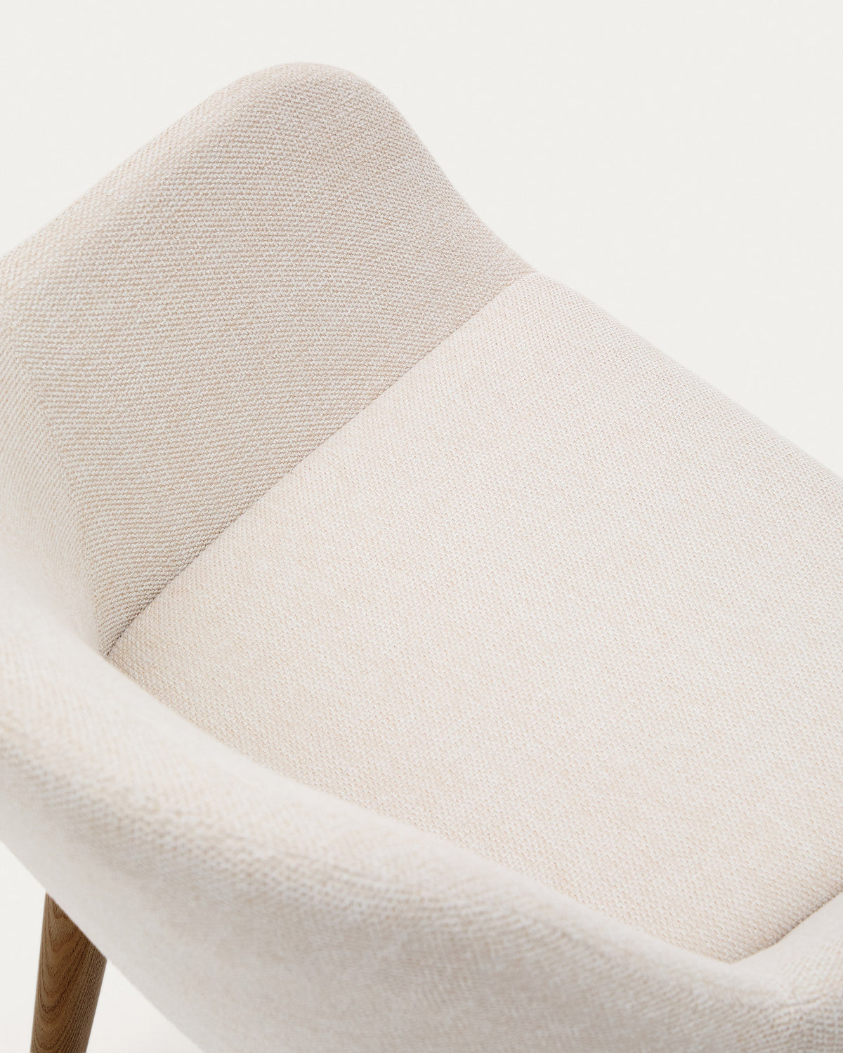 Konna Stuhl in Beige und Beine aus massivem Eschenholz mit dunklem Finish in Beige präsentiert im Onlineshop von KAQTU Design AG. Stuhl mit Armlehne ist von Kave Home