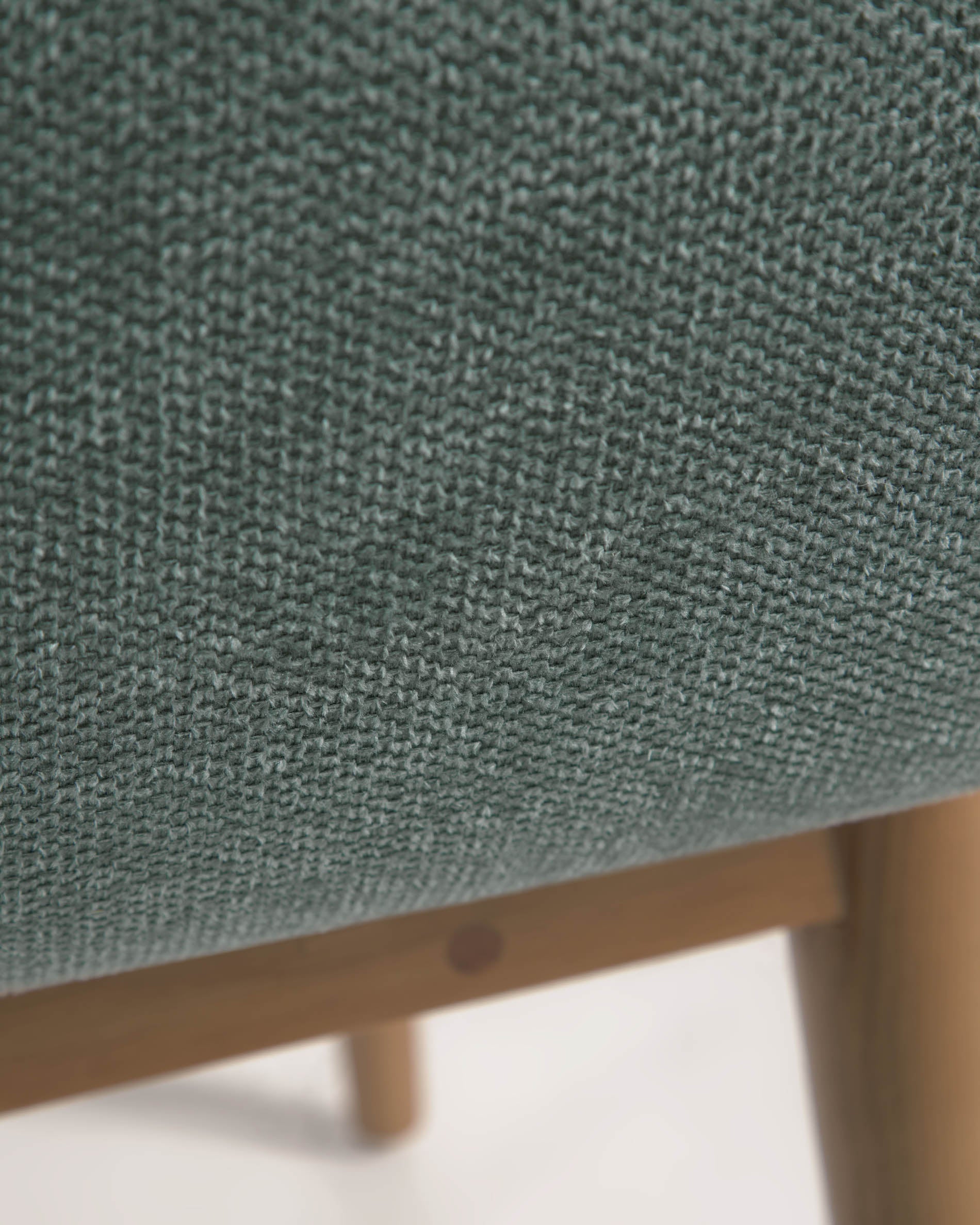 Konna Stuhl in Grün und Beine aus massivem Eschenholz mit dunklem Finish FR in Grün präsentiert im Onlineshop von KAQTU Design AG. Stuhl ist von Kave Home
