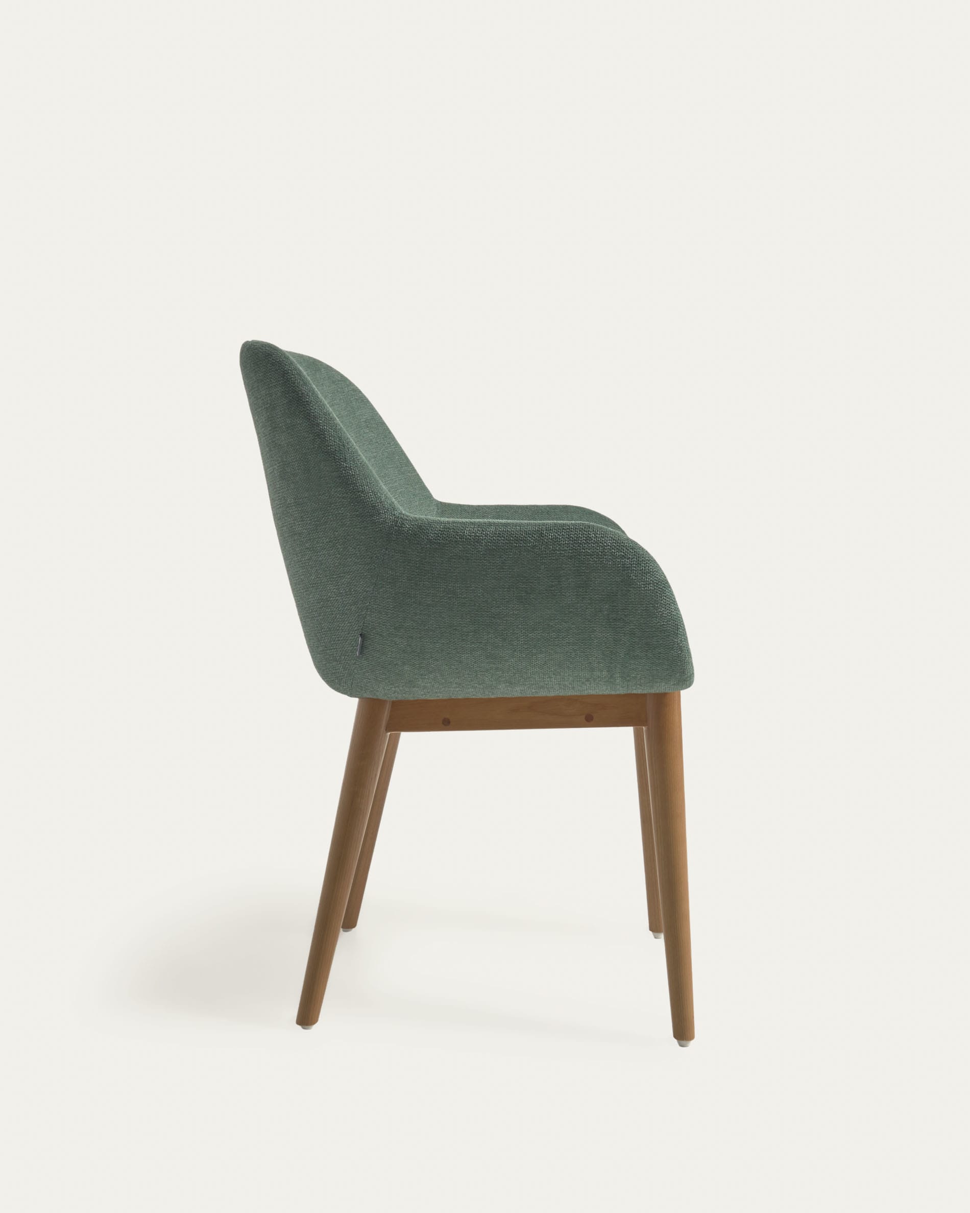 Konna Stuhl: Grüner Samt, Eschenholzbeine, elegantes Kave Home Design.