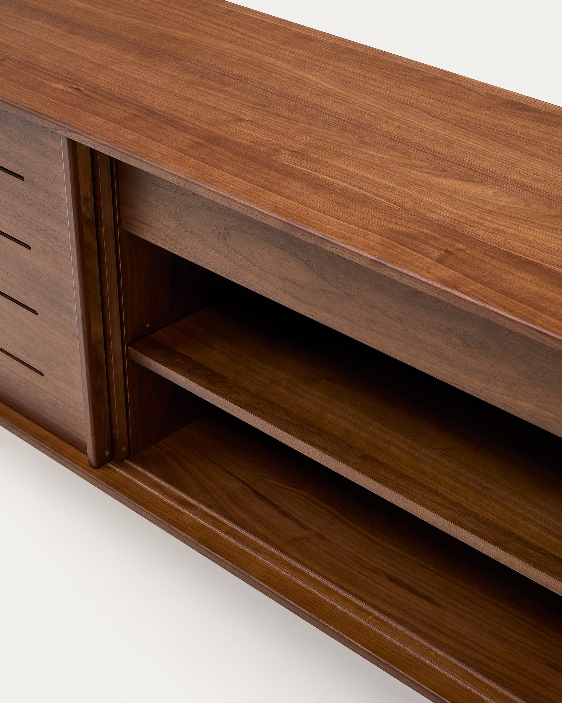Das Carolin Sideboard aus hochwertigem Nussholzfurnier kombiniert 2 Türen und 1 Schublade für eleganten und praktischen Stauraum.