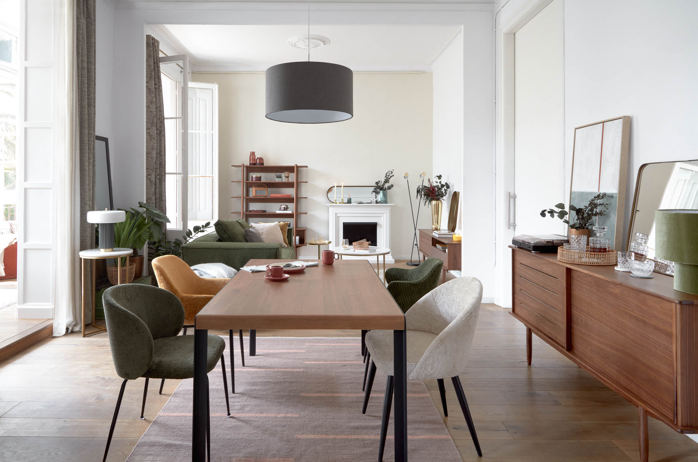 Das Carolin Sideboard aus hochwertigem Nussholzfurnier kombiniert 2 Türen und 1 Schublade für eleganten und praktischen Stauraum.