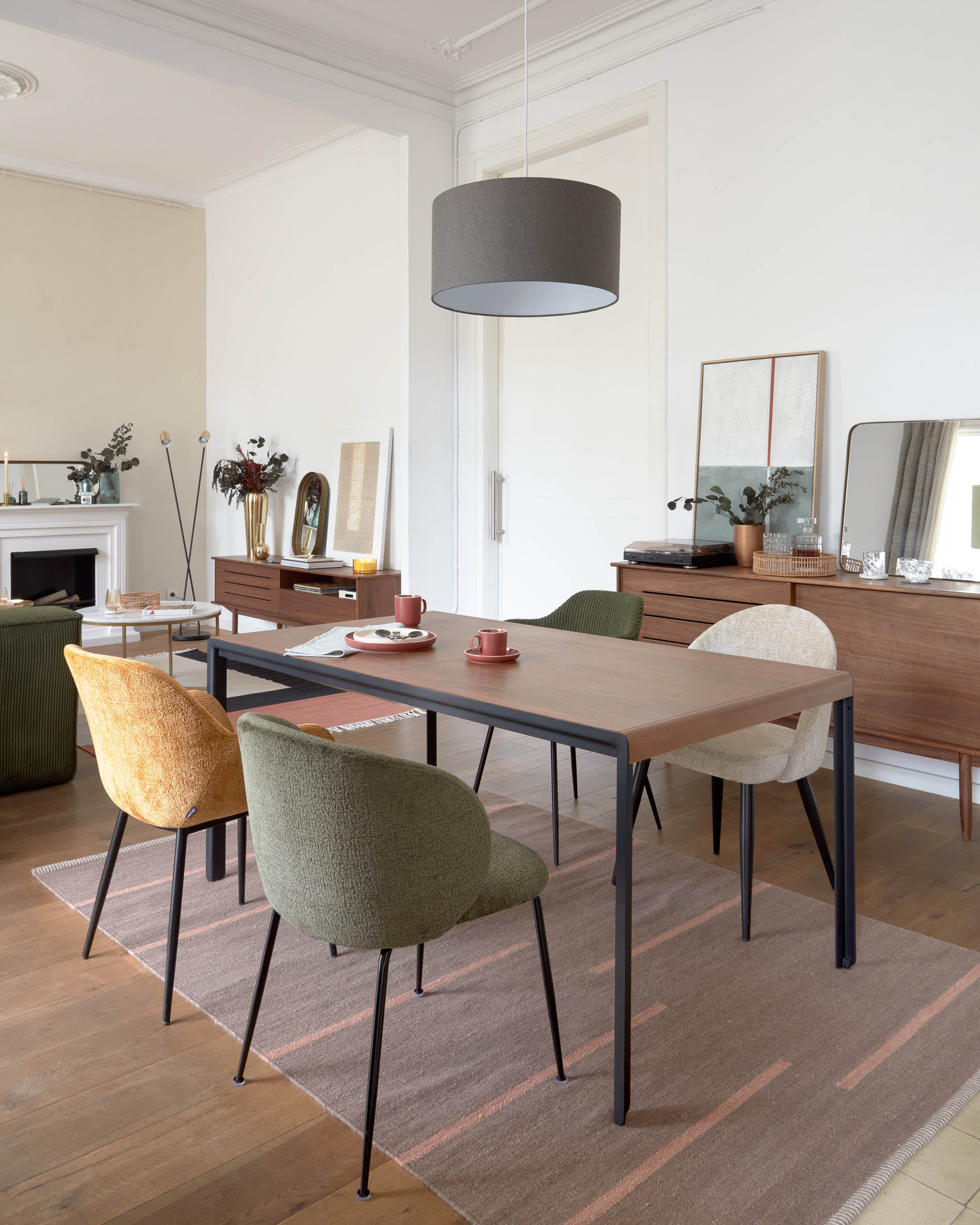 Elegantes Carolin Sideboard aus Nussholzfurnier, 180 x 83,8 cm, mit 2 Türen und 1 Schublade, ideal für stilvolle Aufbewahrung.