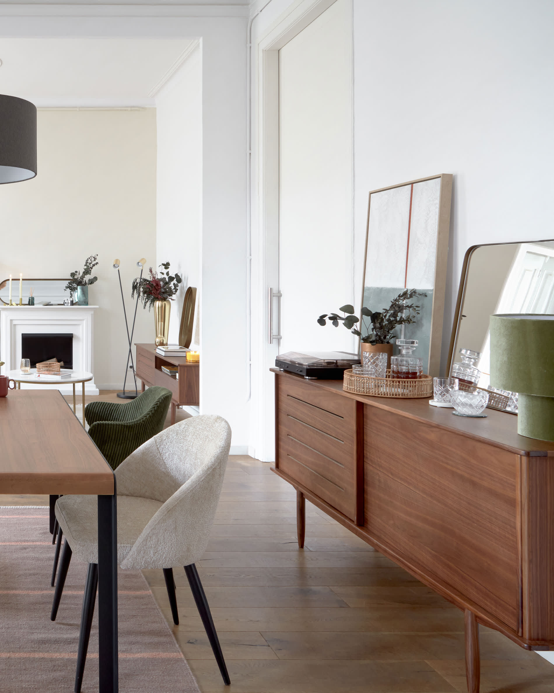 Das Carolin Sideboard aus edlem Nussholzfurnier bietet mit 2 Türen und 1 Schublade auf 180 x 83,8 cm stilvolle Funktionalität.