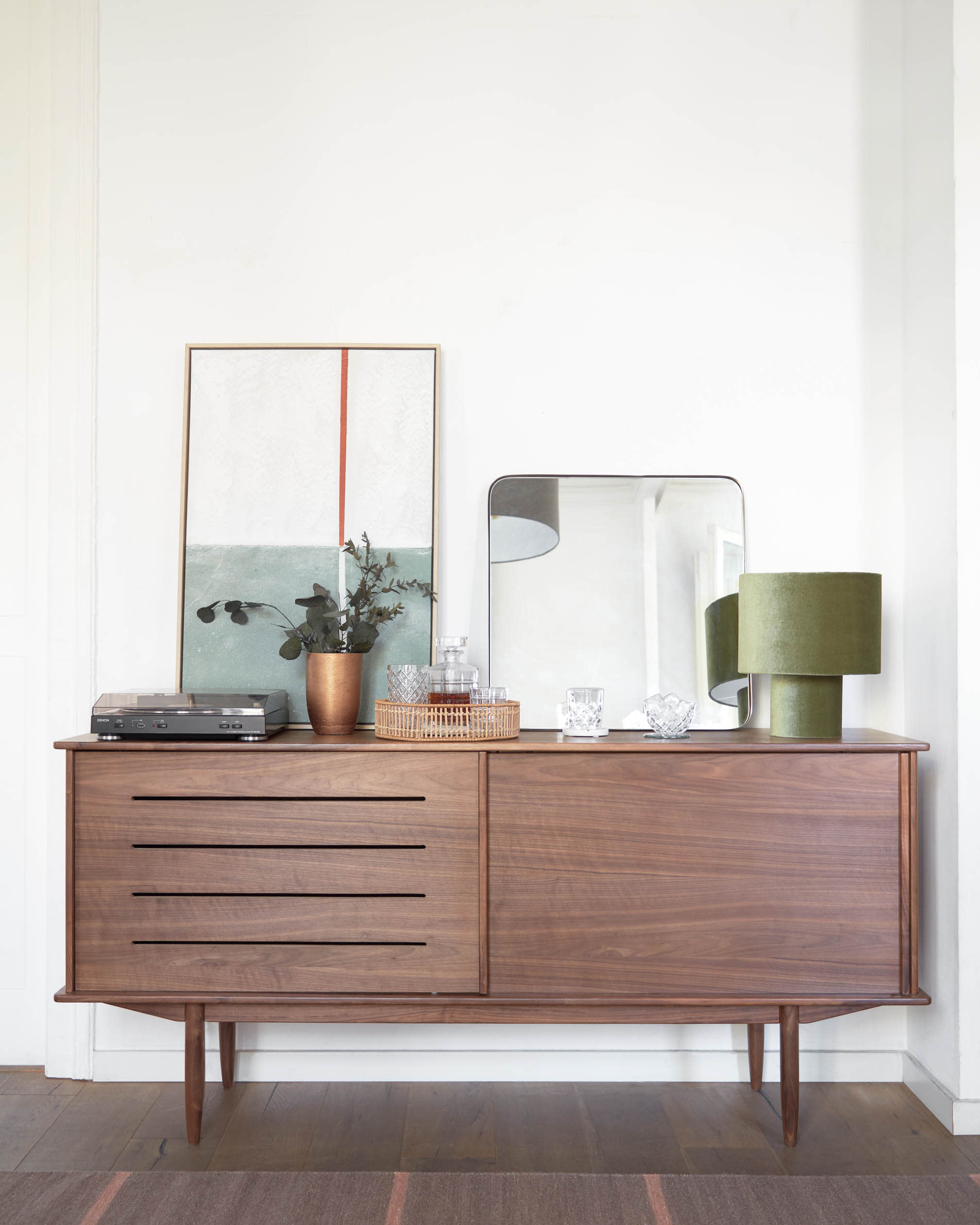 Elegantes Sideboard aus Nussholzfurnier, 50er-Jahre-Stil, mit 2 Türen und 1 Schublade, designed von Federico Bergamino.