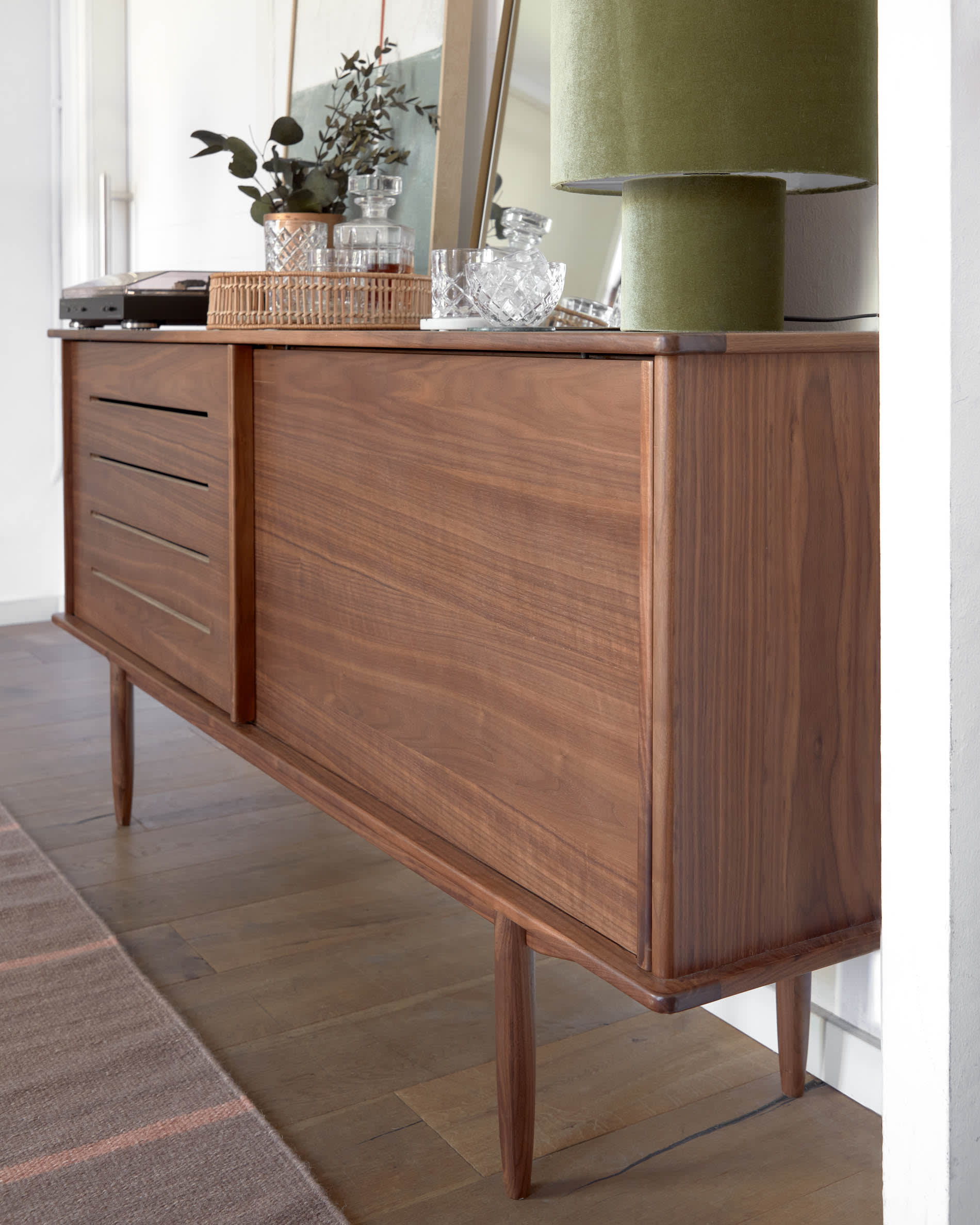 Elegantes Sideboard aus Nussholzfurnier, 50er-Jahre-Stil, mit 2 Türen und 1 Schublade, designed von Federico Bergamino.