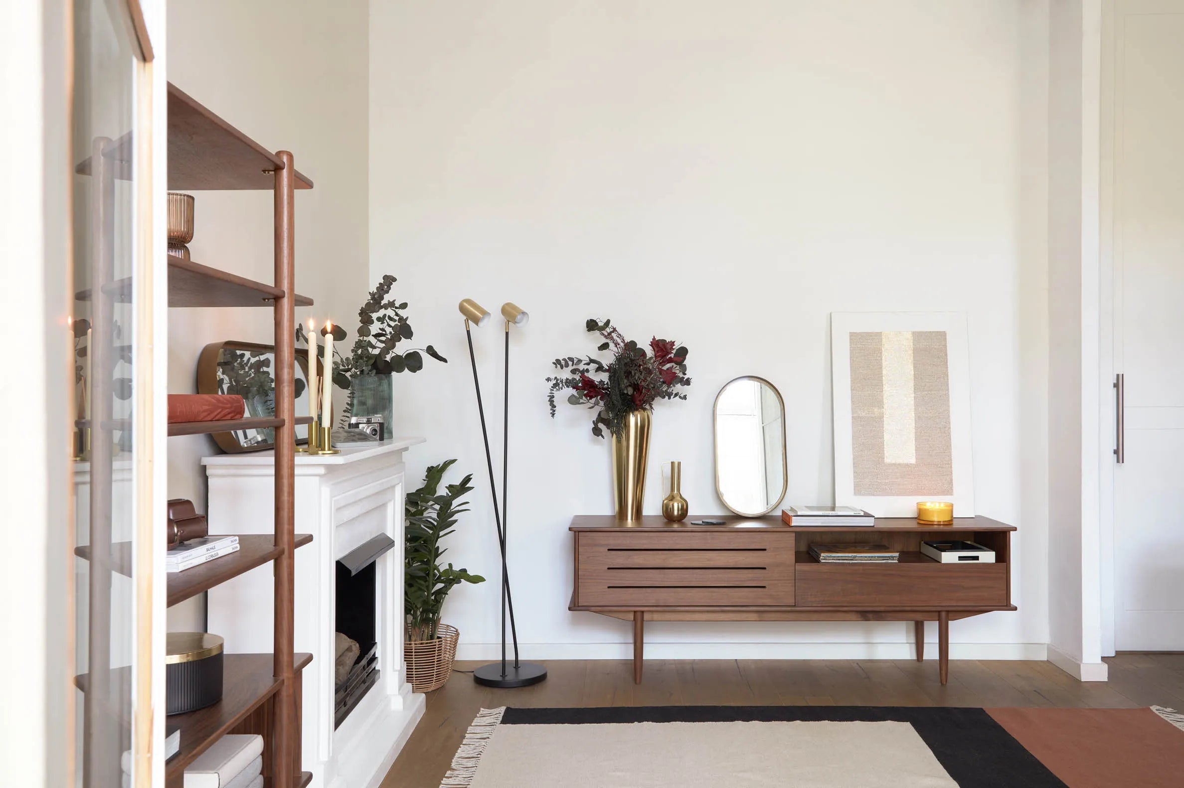 Eleganter TV-Schrank aus Nussholzfurnier mit einer Tür und Schublade, 180 x 63,5 cm, von Kave Home, ideal für stilvolle Wohnräume.