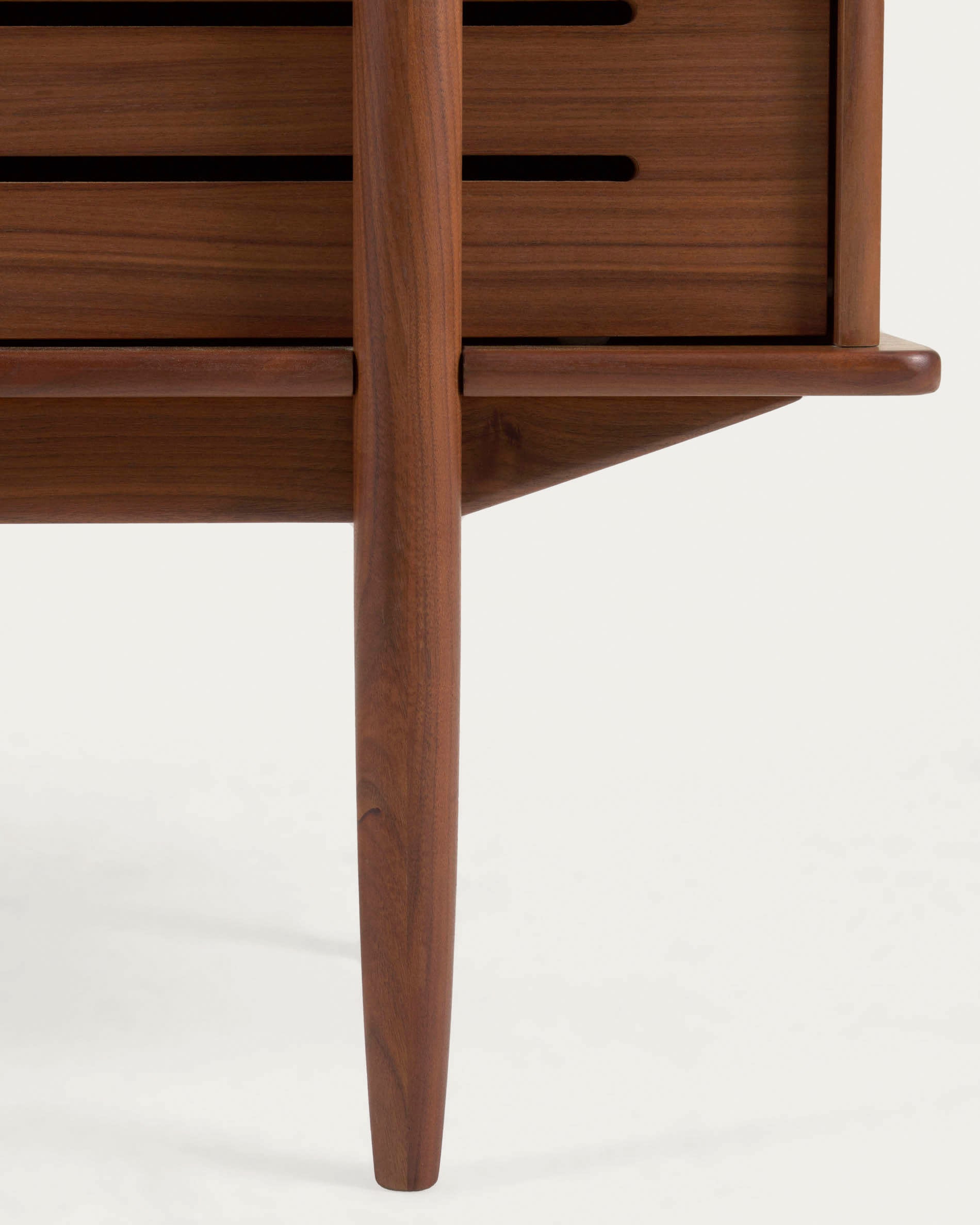 Elegantes Regal Carolin aus Walnussholz, 130x169 cm, von Kave Home – hochwertig, stilvoll und ideal für jeden Raum.