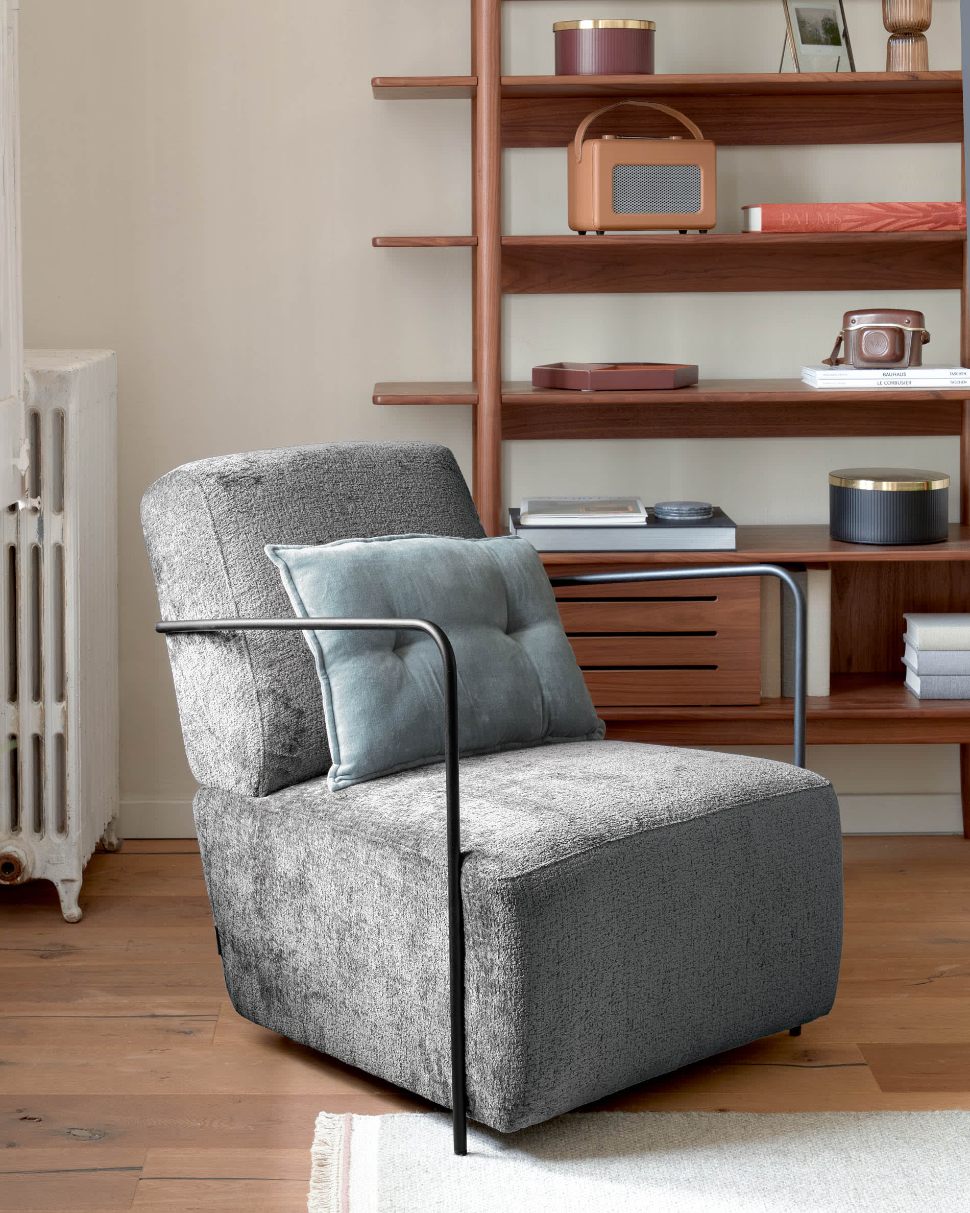 Elegantes Carolin Regal aus hochwertigem Walnussholz, 130 x 169 cm – ideal für Bücher und Deko, zeitlos und funktional.