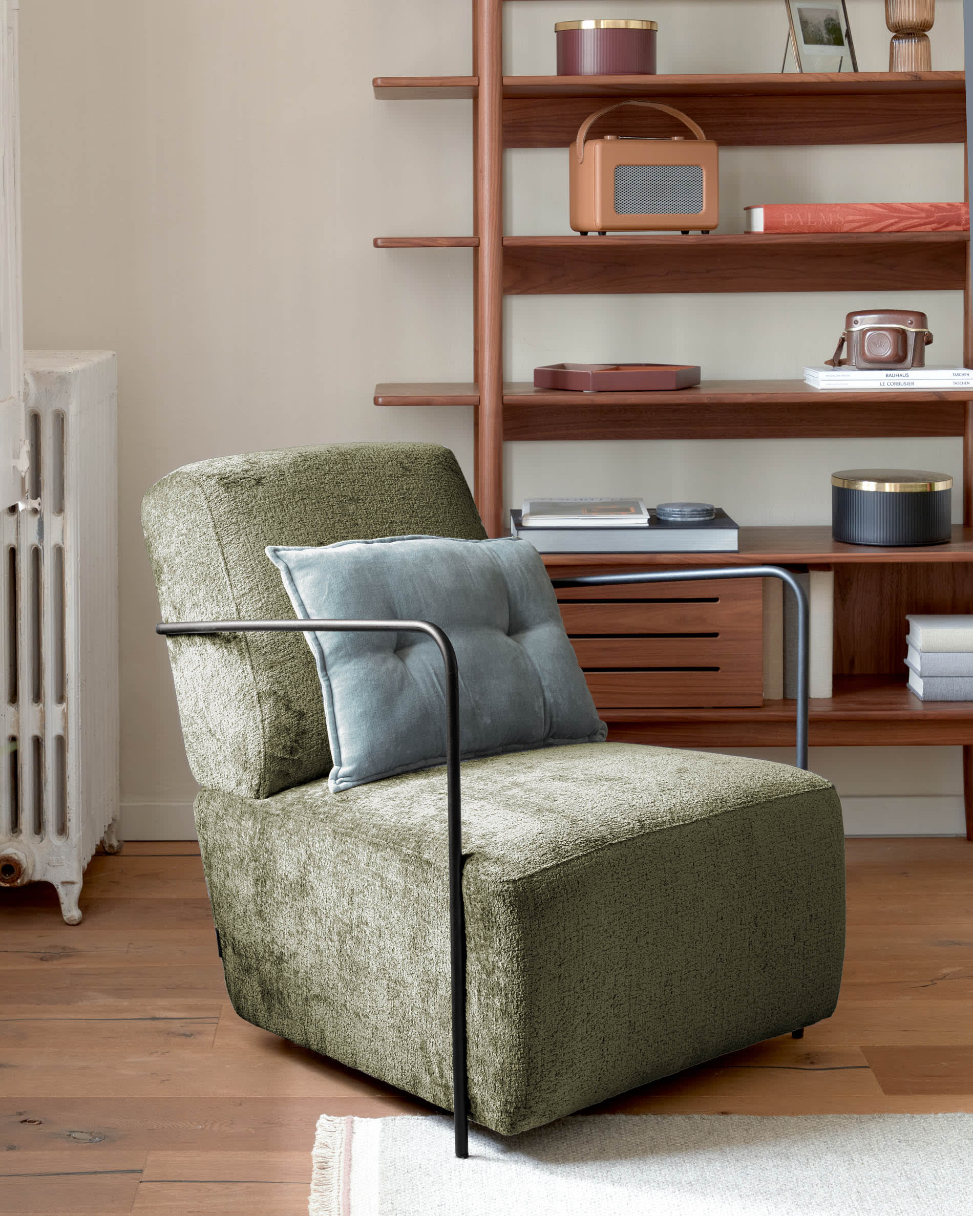 Elegantes Carolin Regal aus massivem Walnussholz (130 x 169 cm) – ideal für Bücher und Deko, vereint zeitloses Design mit praktischer Funktionalität.