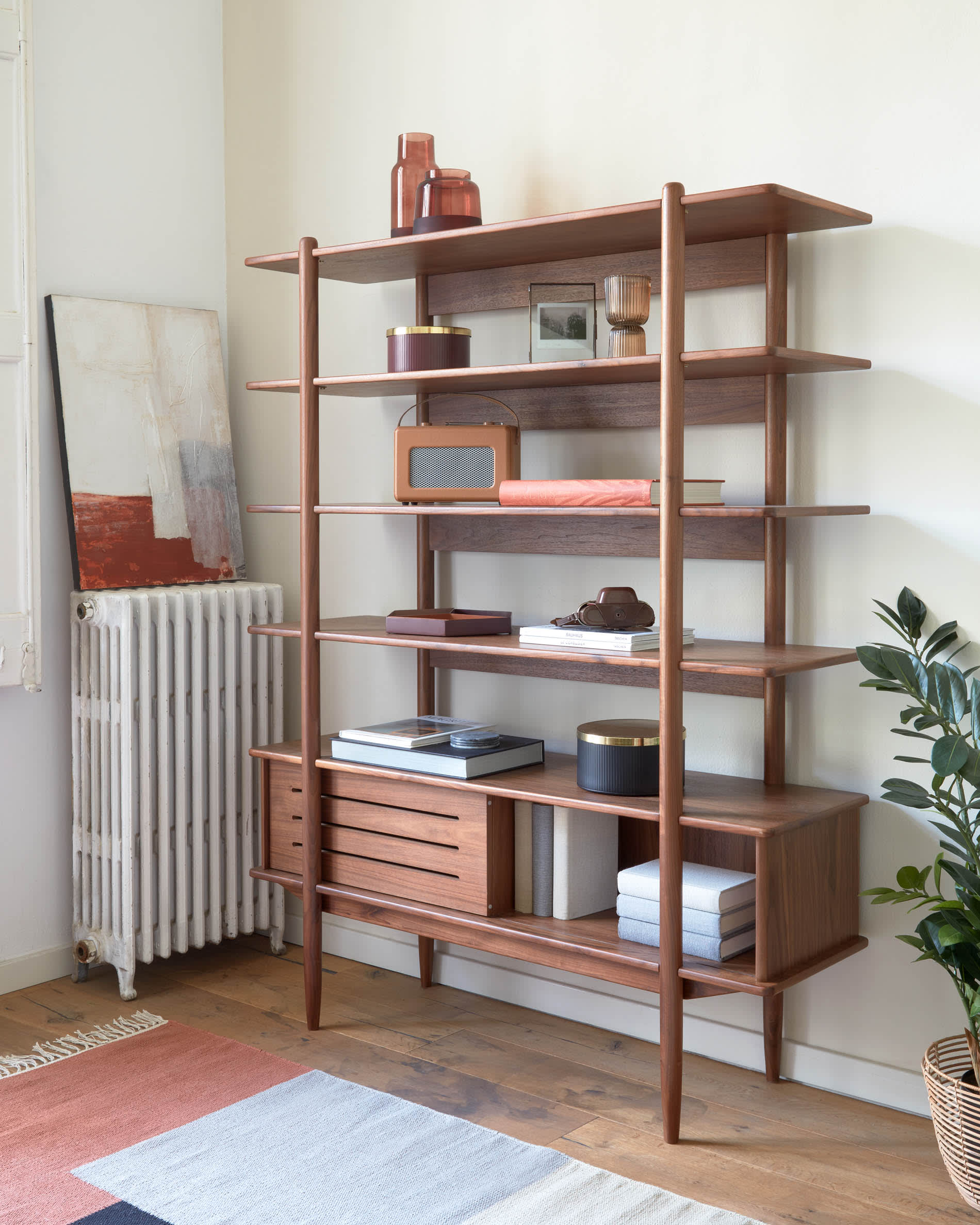 Elegantes Regal Carolin aus Walnussholz, 130x169 cm, von Kave Home – hochwertig, modern und vielseitig für Ihr Zuhause.