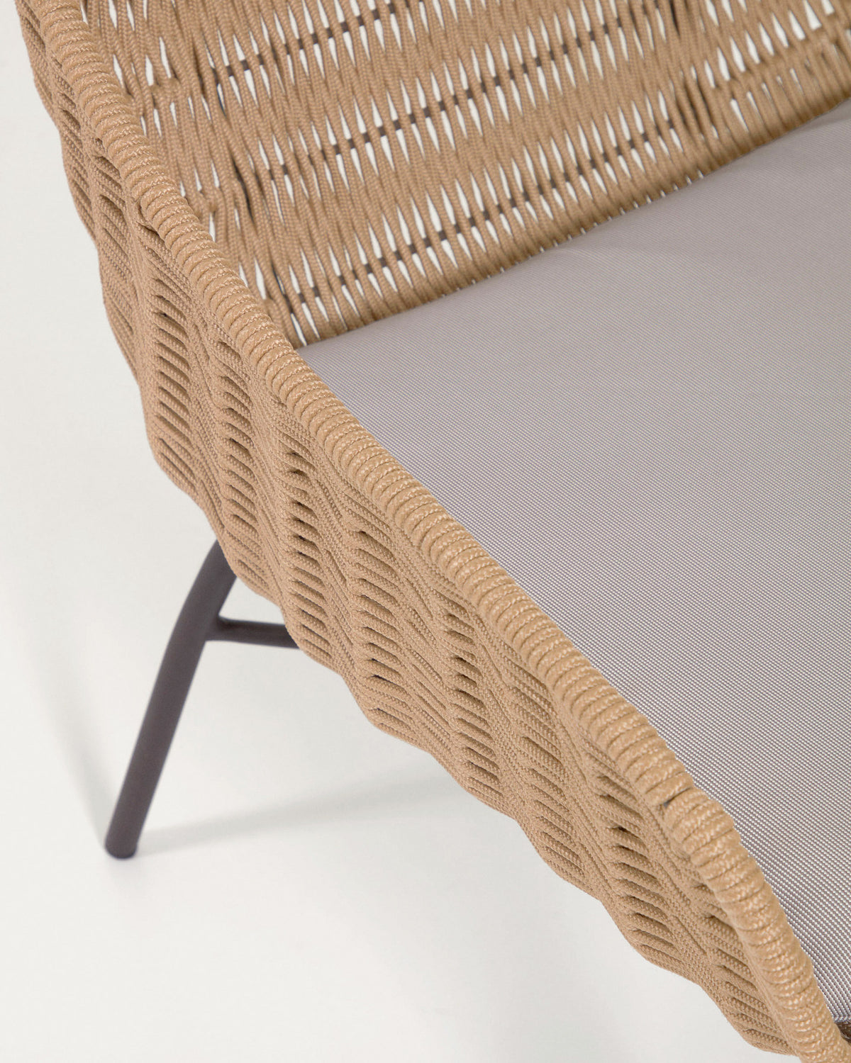 Abeli Seilsessel in Beige in Beige präsentiert im Onlineshop von KAQTU Design AG. Outdoor-Sessel ist von Kave Home