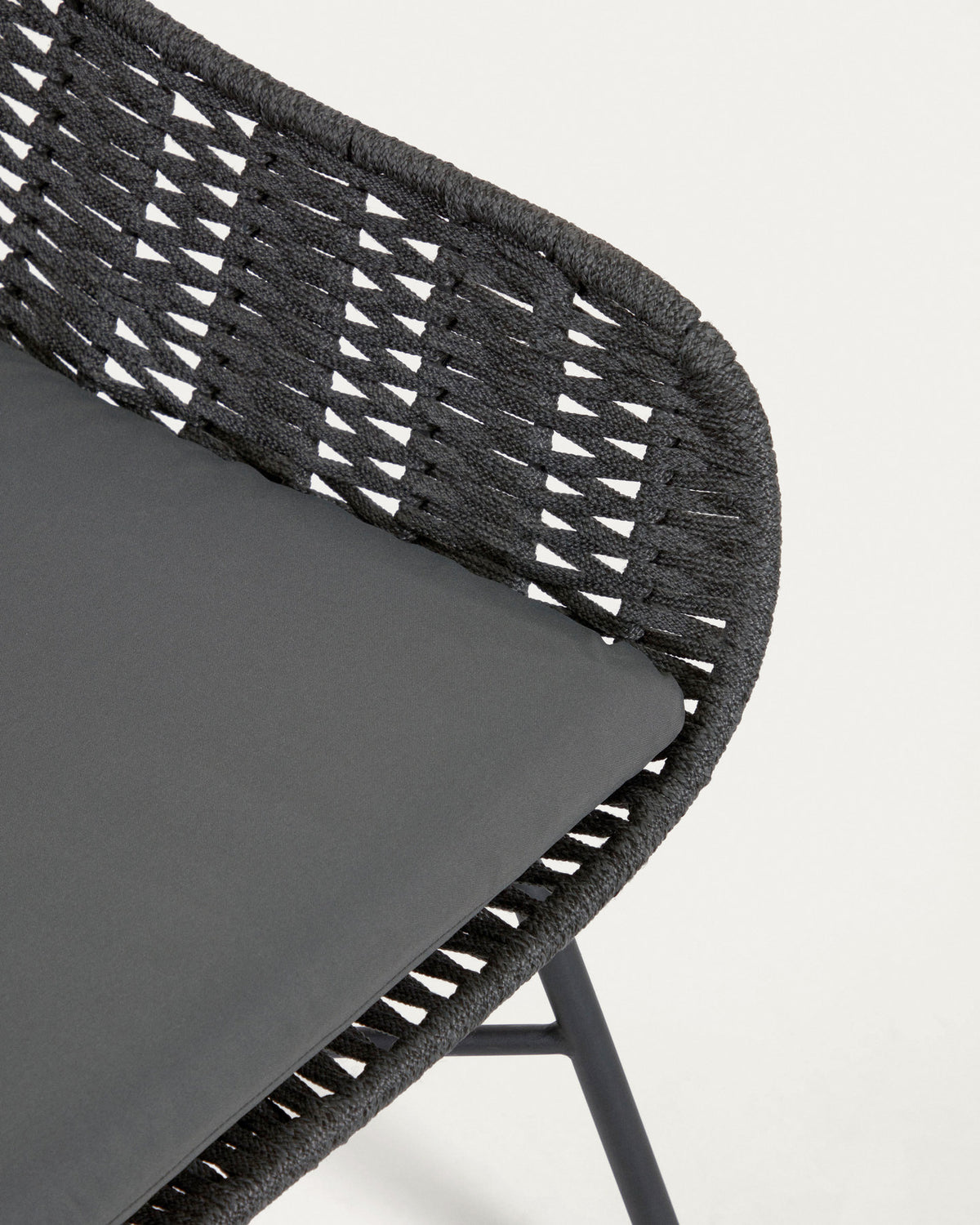 Abeli Seilsessel in Schwarz in Schwarz präsentiert im Onlineshop von KAQTU Design AG. Outdoor-Sessel ist von Kave Home