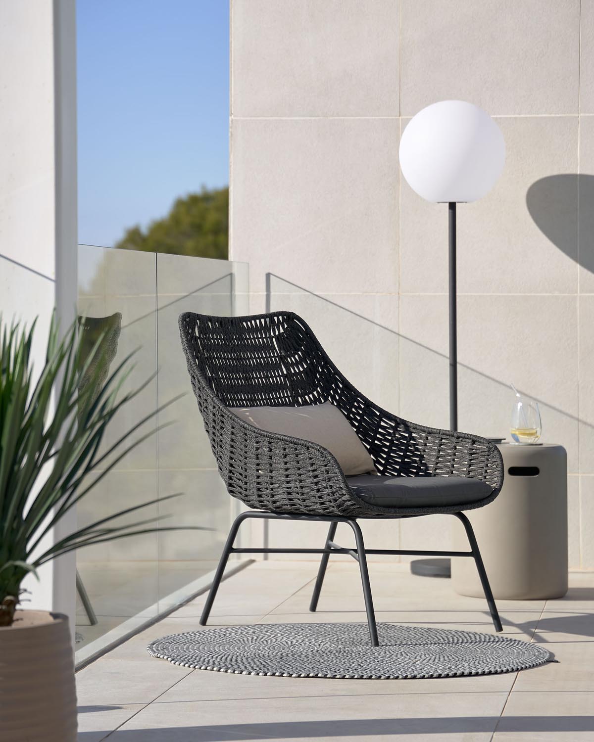 Eleganter schwarzer Abeli Seilsessel von Kave Home für draussen.