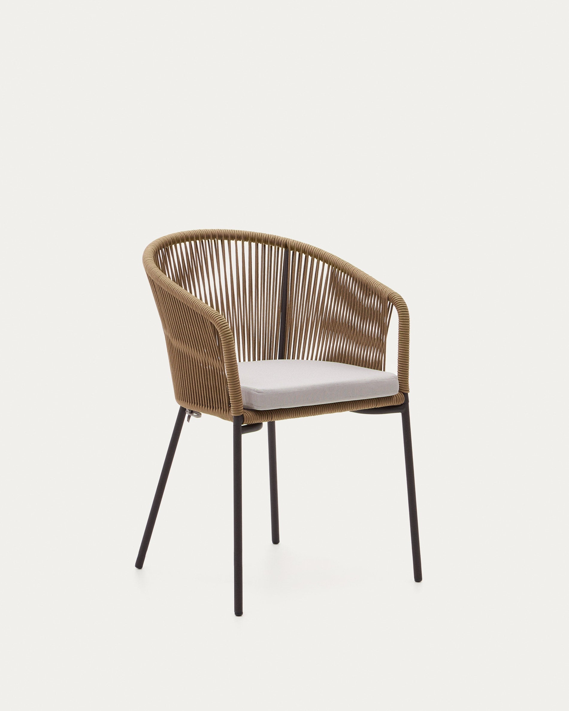 3D-Modell des eleganten Yanet Stuhls in Beige, aus Seil und verzinktem Stahl, für stilvolle Innen- und Aussenbereiche.