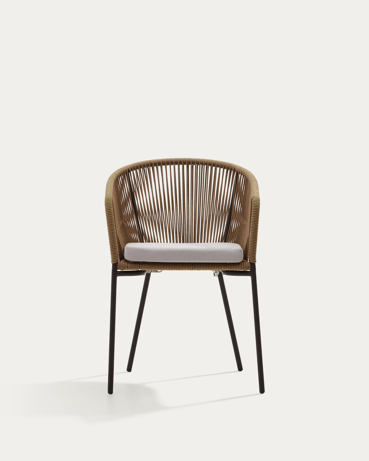 Yanet Stuhl aus Seil in Beige mit Beinen aus verzinktem Stahl in Beige präsentiert im Onlineshop von KAQTU Design AG. Gartenstuhl mit Armlehnen ist von Kave Home