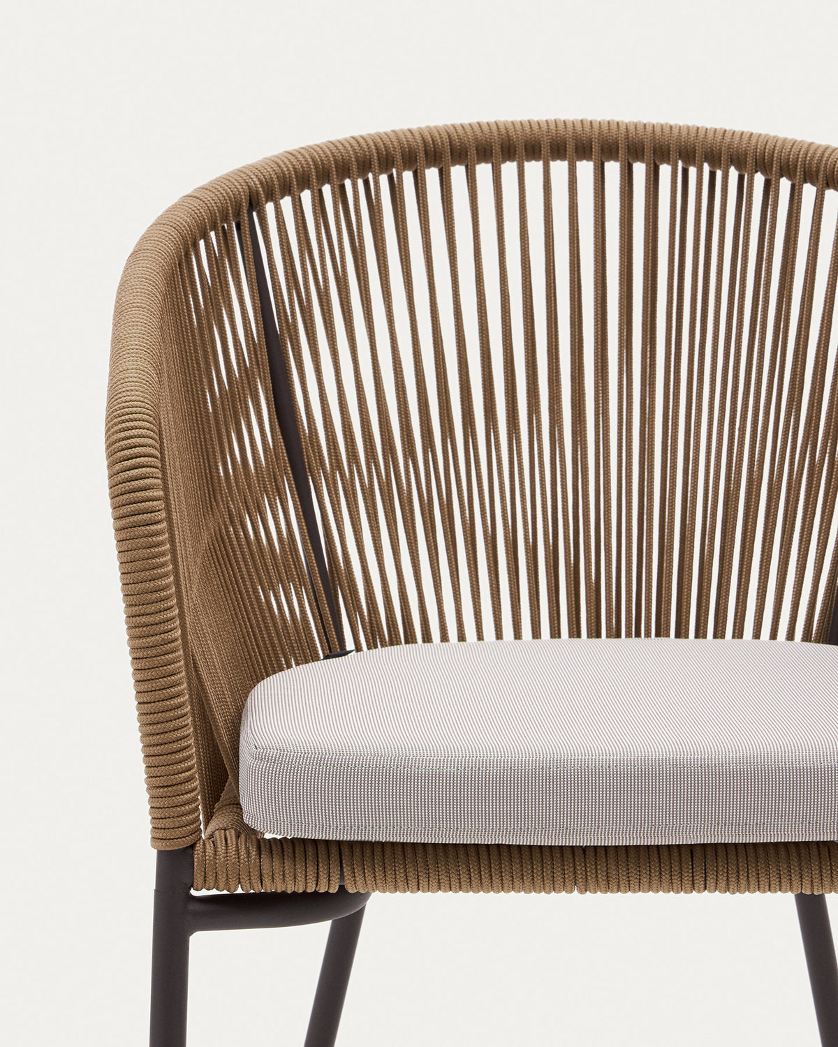 Yanet Stuhl aus Seil in Beige mit Beinen aus verzinktem Stahl in Beige präsentiert im Onlineshop von KAQTU Design AG. Gartenstuhl mit Armlehnen ist von Kave Home