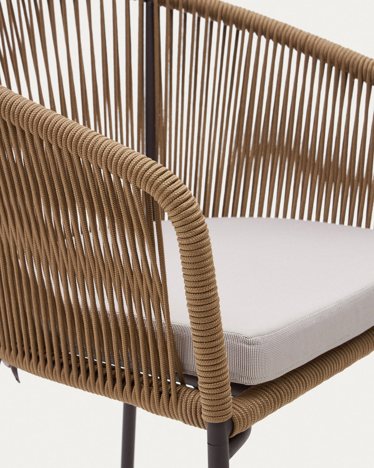 Yanet Stuhl aus Seil in Beige mit Beinen aus verzinktem Stahl in Beige präsentiert im Onlineshop von KAQTU Design AG. Gartenstuhl mit Armlehnen ist von Kave Home