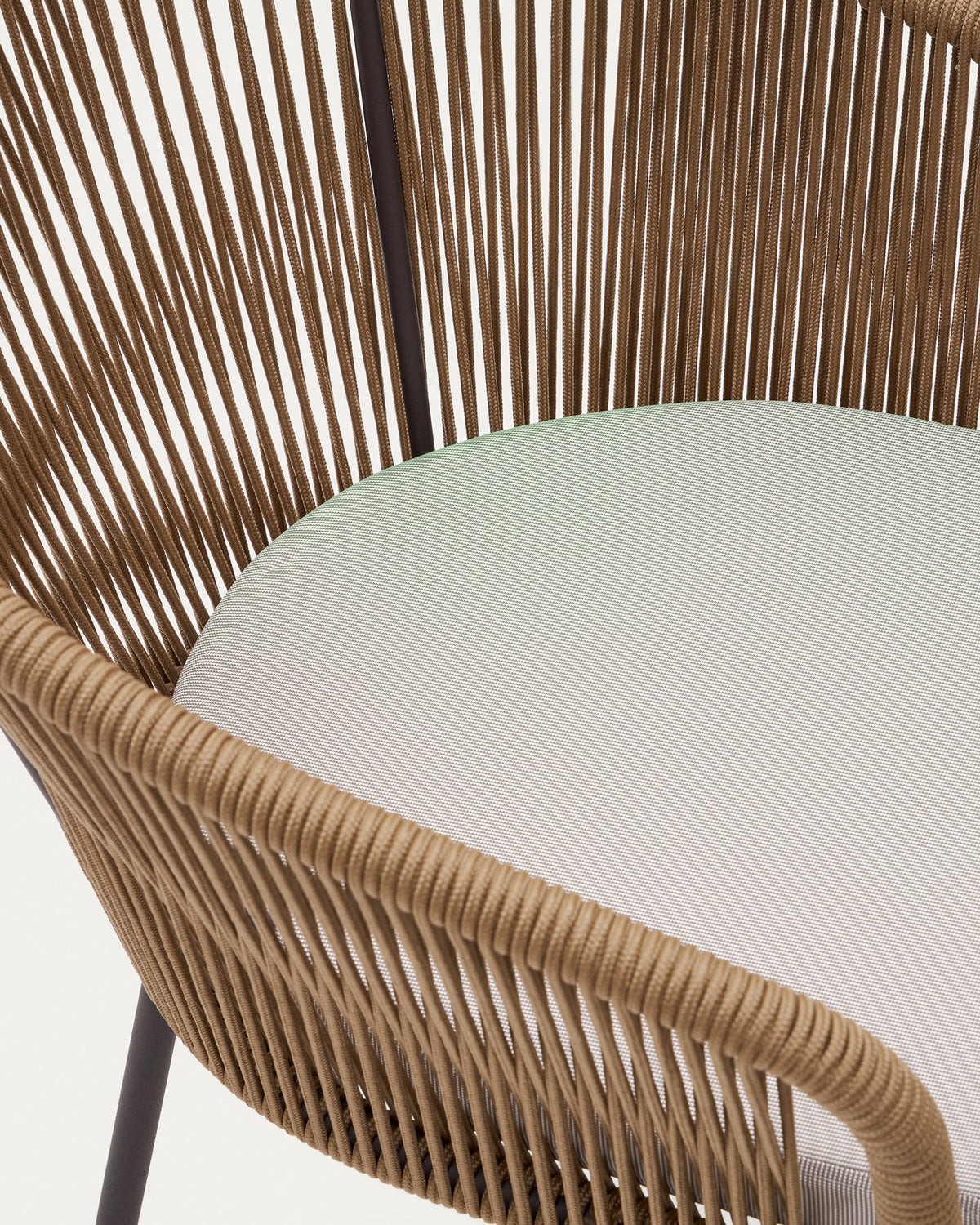 Yanet Stuhl aus Seil in Beige mit Beinen aus verzinktem Stahl in Beige präsentiert im Onlineshop von KAQTU Design AG. Gartenstuhl mit Armlehnen ist von Kave Home