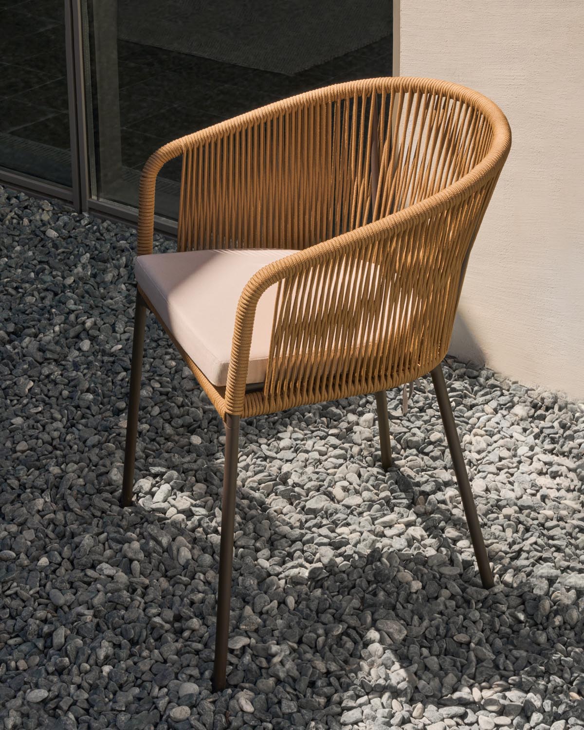 Yanet Stuhl aus Seil in Beige mit Beinen aus verzinktem Stahl in Beige präsentiert im Onlineshop von KAQTU Design AG. Gartenstuhl mit Armlehnen ist von Kave Home