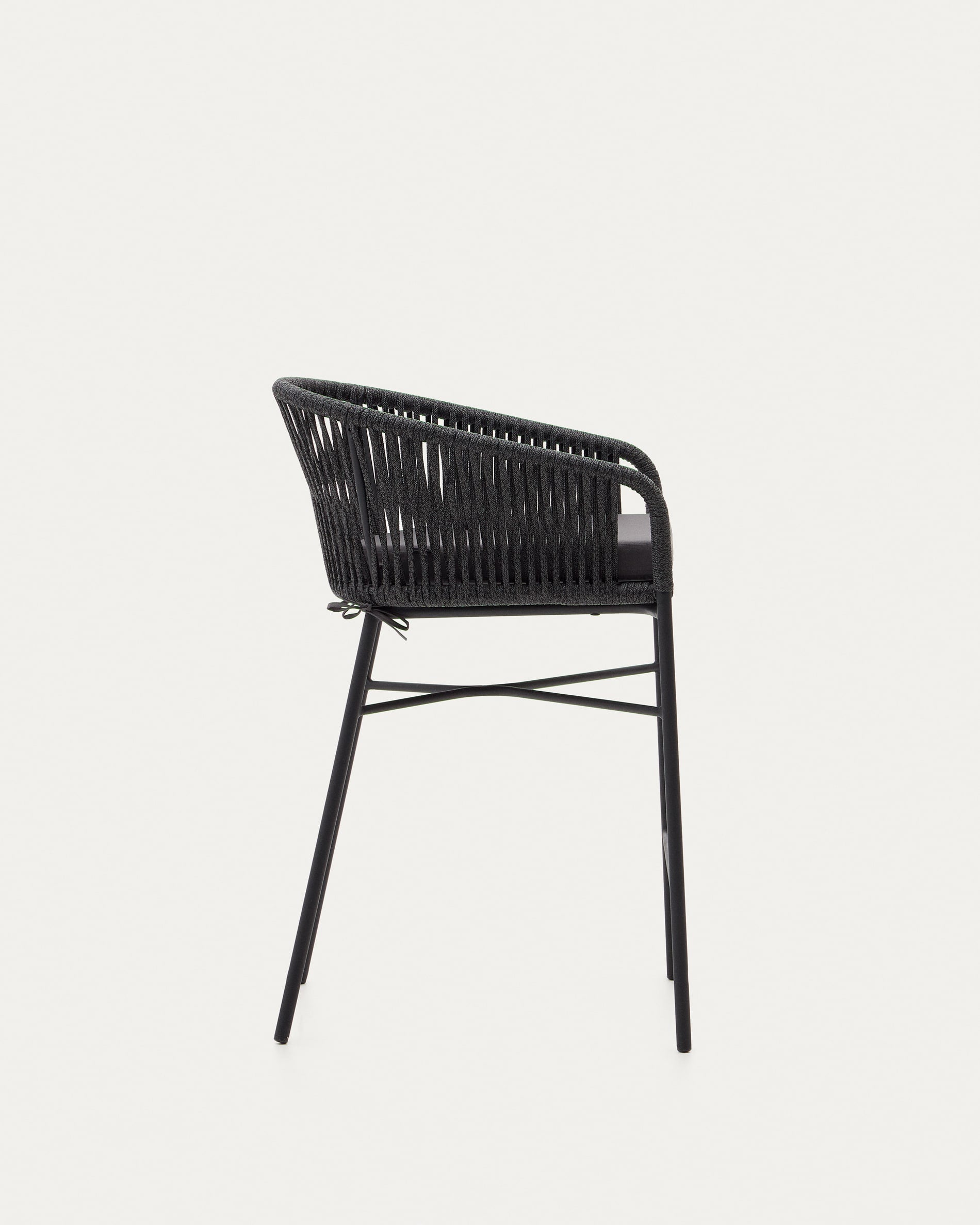 Eleganter Yanet Hocker 65 cm aus schwarzem Seil von Kave Home.
