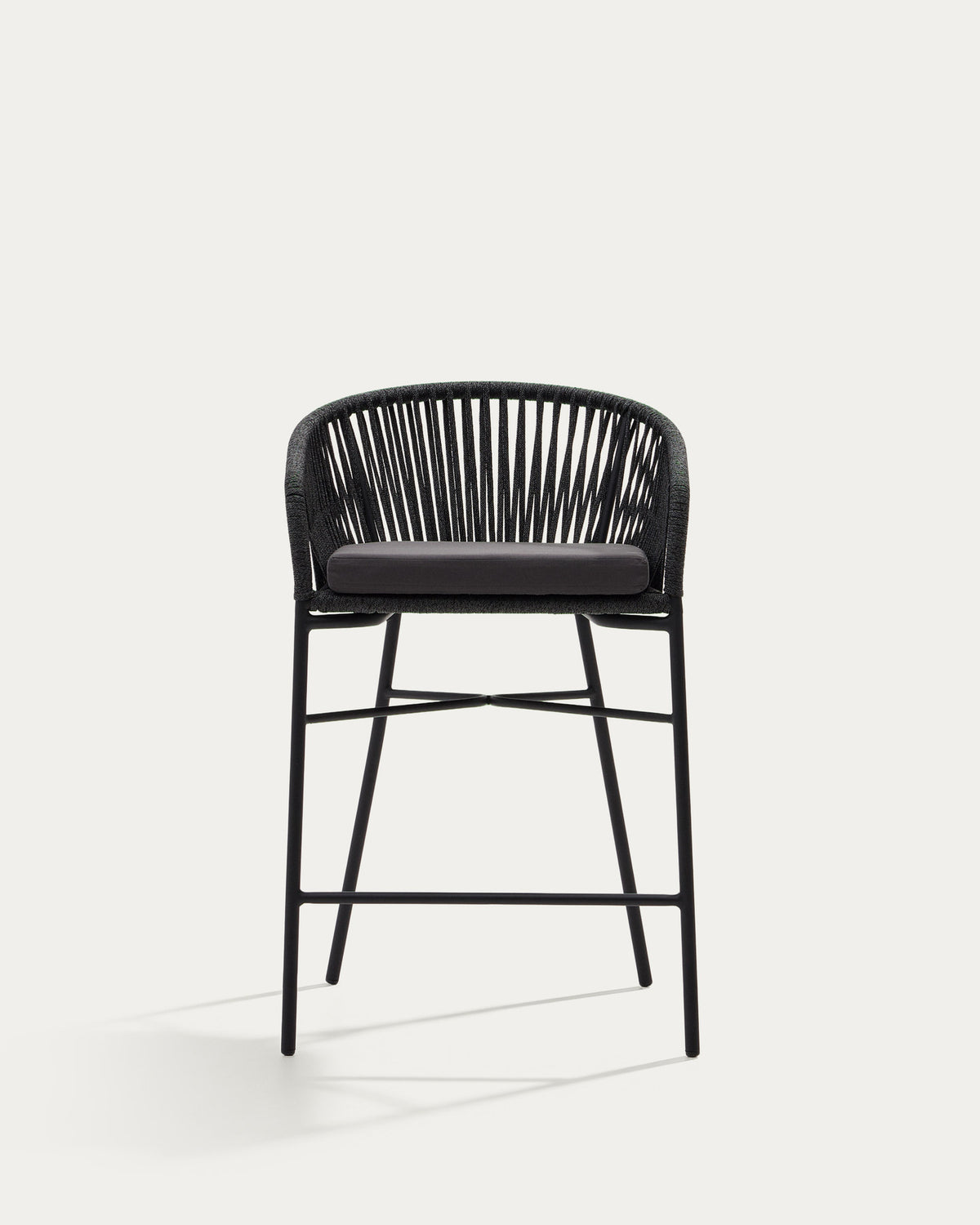 Yanet Hocker aus schwarzem Seil und verzinktem Stahl, Höhe 65 cm in Schwarz präsentiert im Onlineshop von KAQTU Design AG. Outdoor-Barstuhl mit Armlehne ist von Kave Home