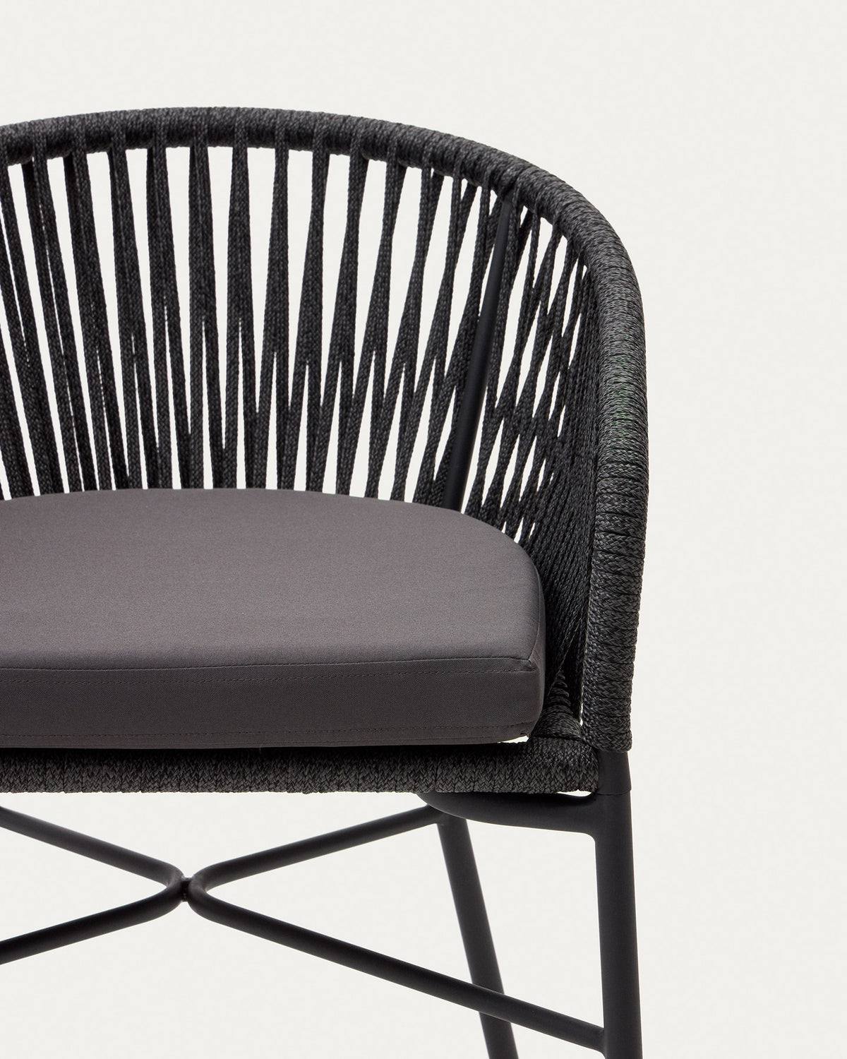 Yanet Hocker aus schwarzem Seil und verzinktem Stahl, Höhe 65 cm in Schwarz präsentiert im Onlineshop von KAQTU Design AG. Outdoor-Barstuhl mit Armlehne ist von Kave Home